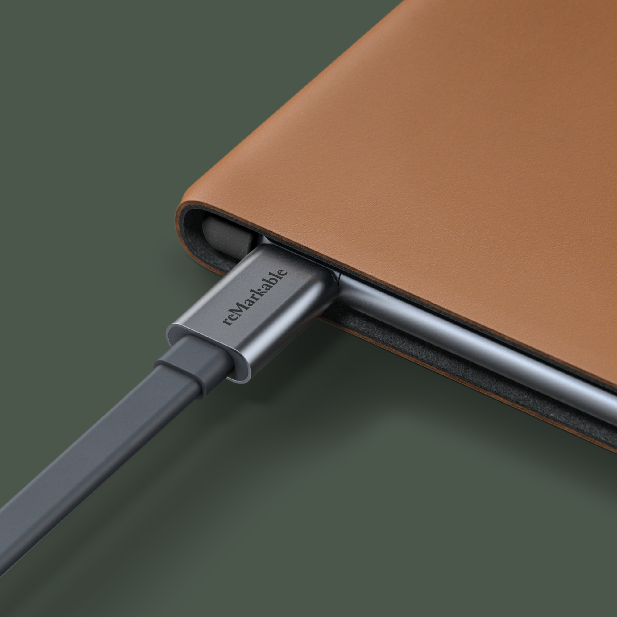 Nahaufnahme eines braunen Lederetuis mit einem grauen Kabel, das an einen silbernen Ladeanschluss angeschlossen ist.