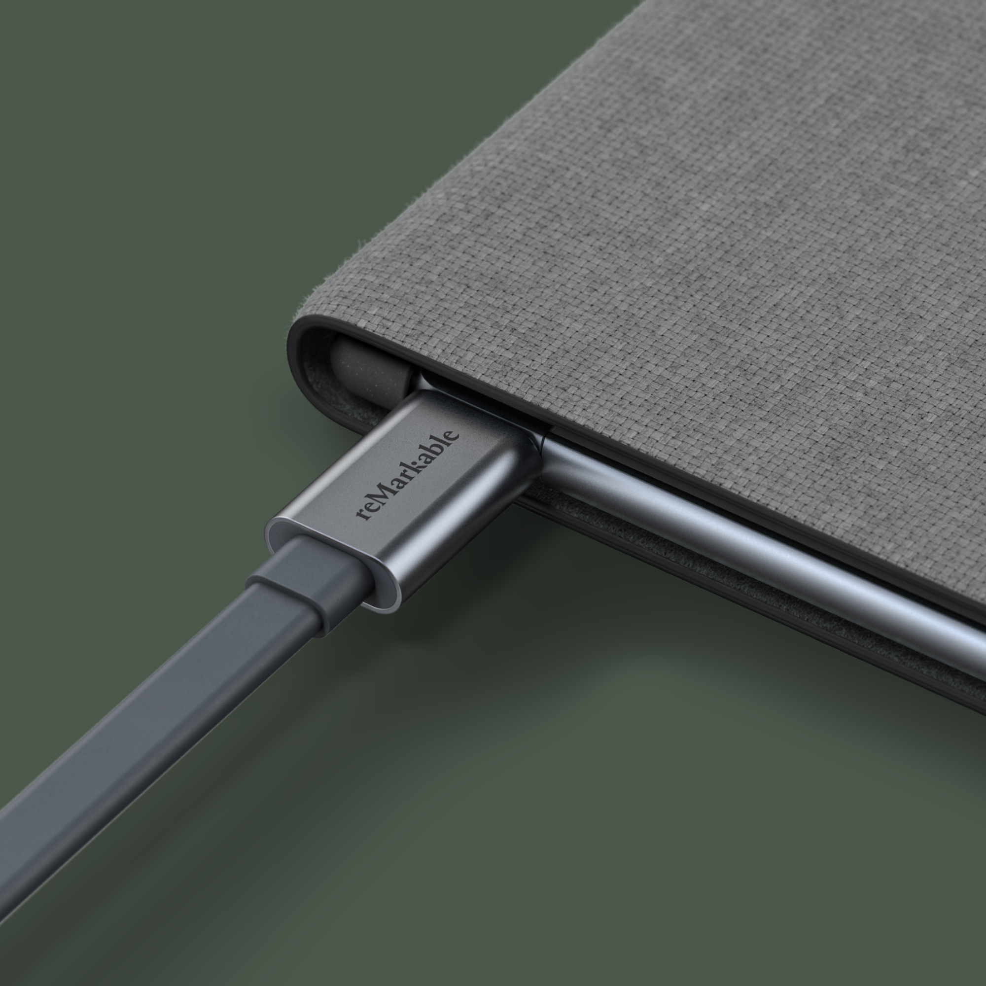 Remarkable-Tablet mit grauer Hülle, angeschlossen an ein graues Ladekabel.
