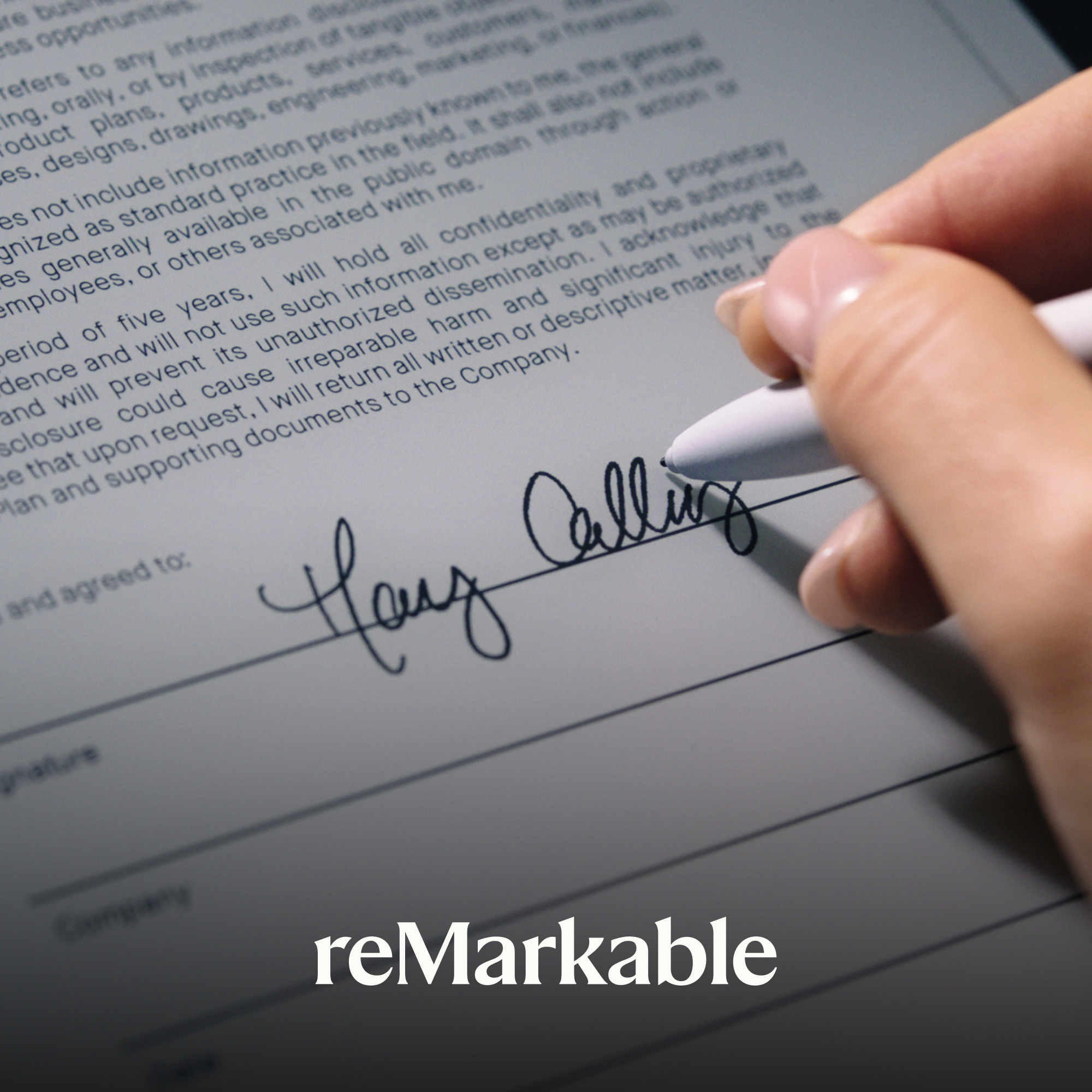 Eine Hand unterschreibt ein Dokument mit einem Stift. Das Logo "remarkable" ist unten.