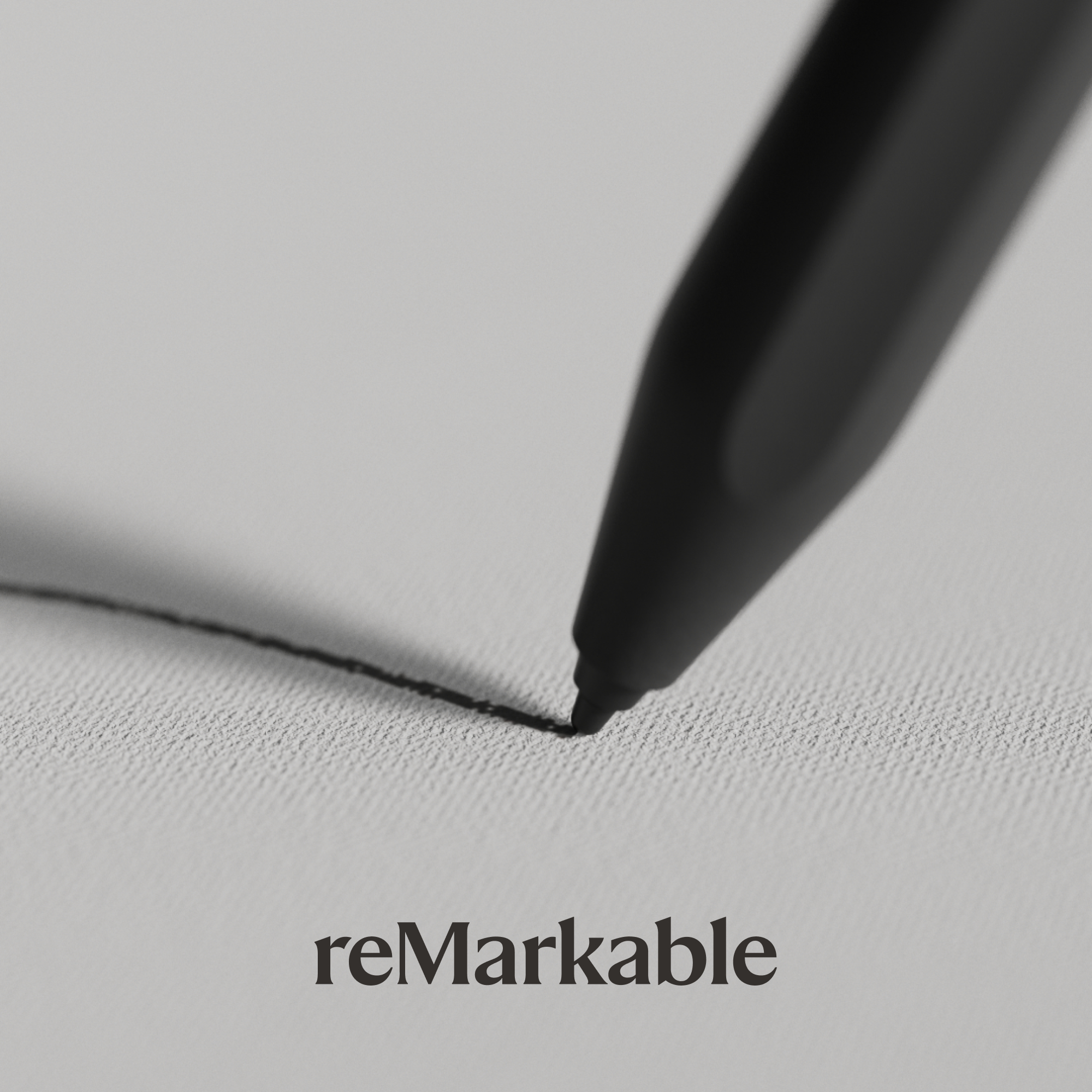 Ein schwarzer Stift zeichnet eine Linie auf weißem Papier. Der Markenname reMarkable ist unten zu sehen.