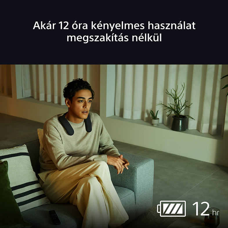 Férfi kanapén ül nyakban hordható hangszóróval. Távirányító a kanapén. 12 órás akkumulátor-üzemidő.
