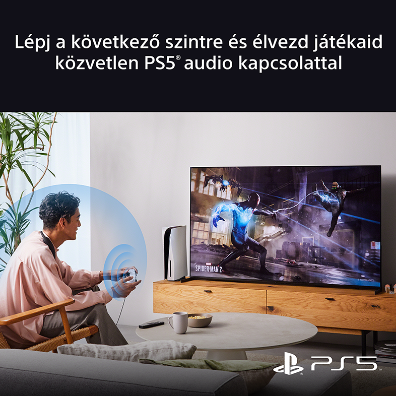 Egy személy videojátékot játszik a TV-n, PS5 konzollal és kávéscsészével az asztalon.