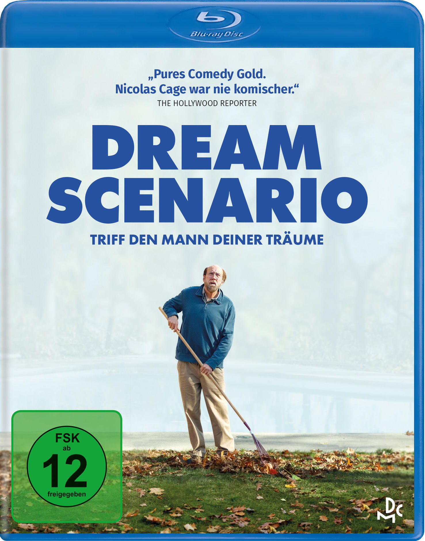 Filmcover mit Titel 'Dream Scenario', Mann beim Laubfegen. Blauer Himmel, Bäume und See im Hintergrund.