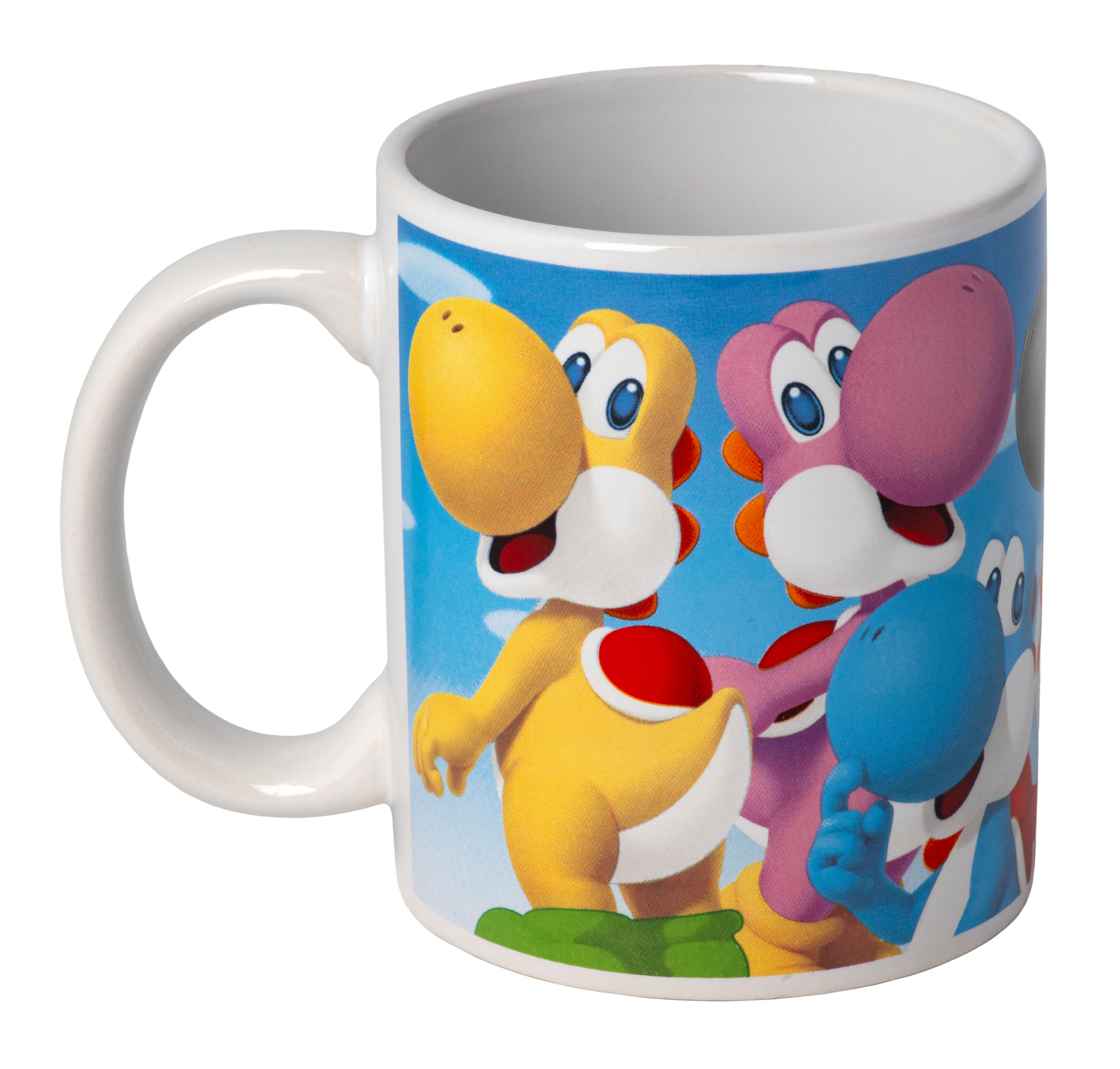 Eine weiße Tasse mit Cartoon-Yoshis in verschiedenen Farben vor blauem Himmel.