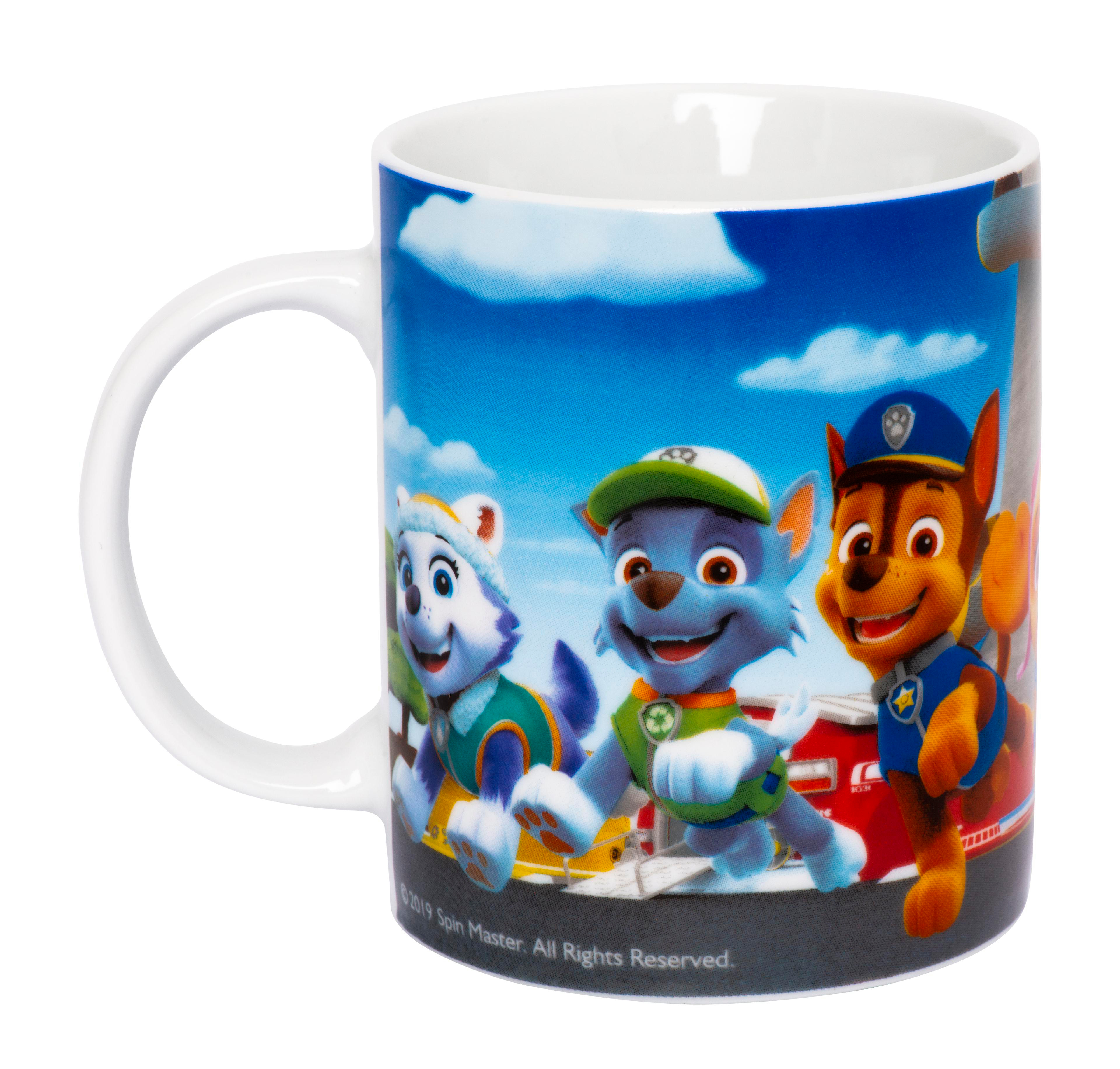 Ein weißer Becher mit Paw Patrol-Charakteren. Der Becher ist weiß mit einem Henkel.