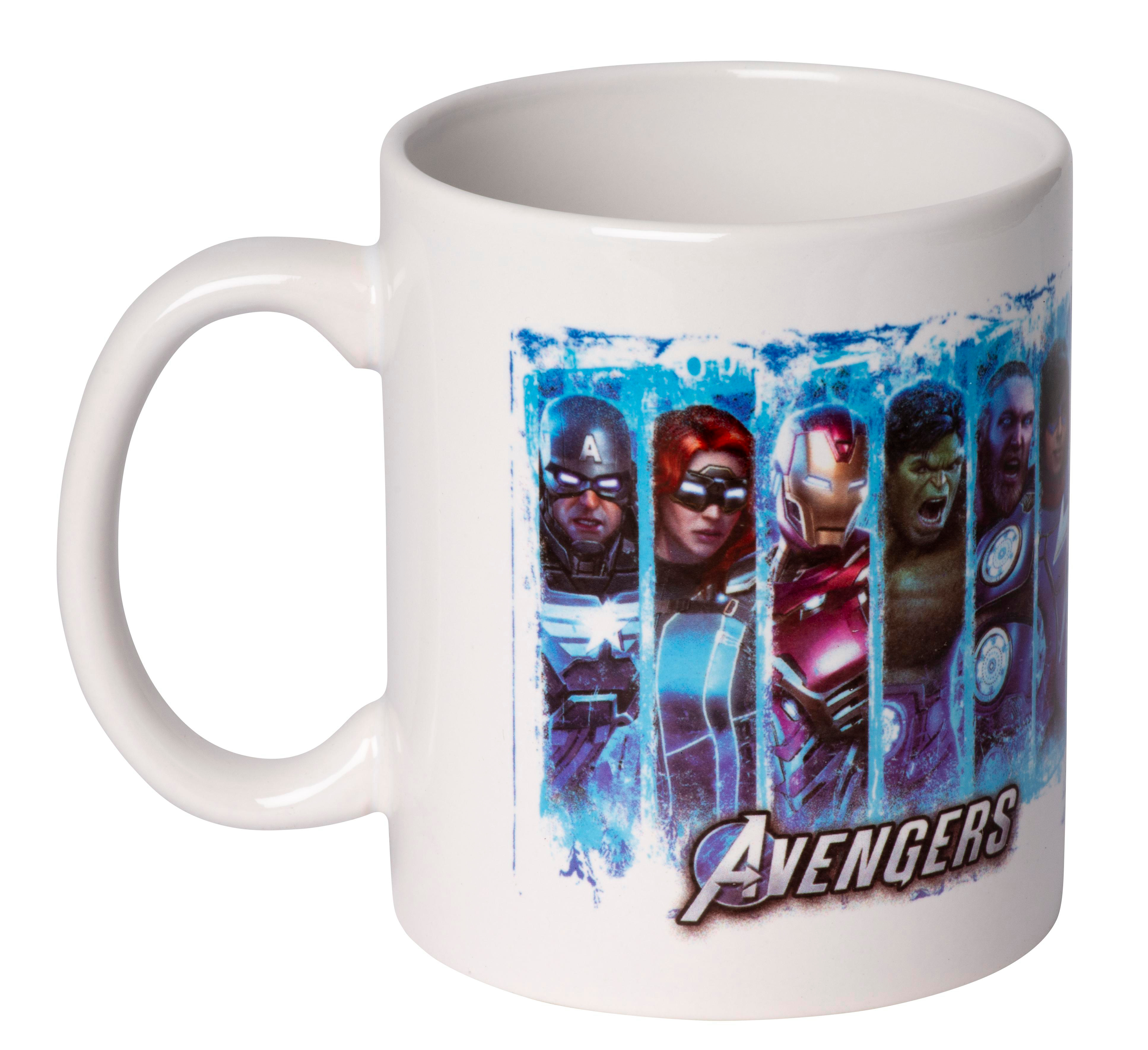 Weiße Tasse mit Avengers-Charakteren bedruckt. Das Avengers-Logo ist ebenfalls aufgedruckt.