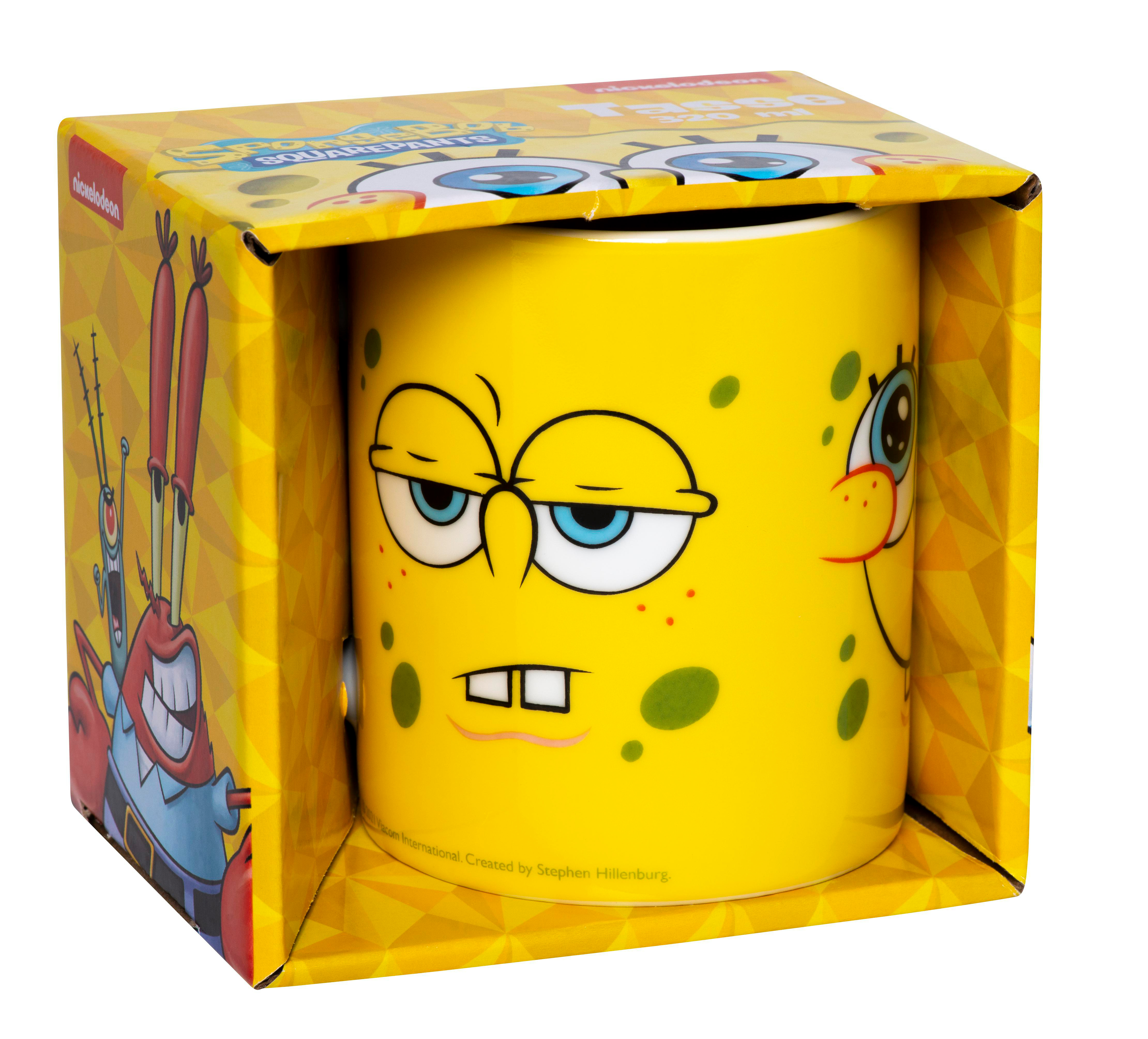 Gelber SpongeBob-Becher in einer Box. Der Becher hat ein grimmiges SpongeBob-Gesicht. Die Box hat SpongeBob-Bilder.