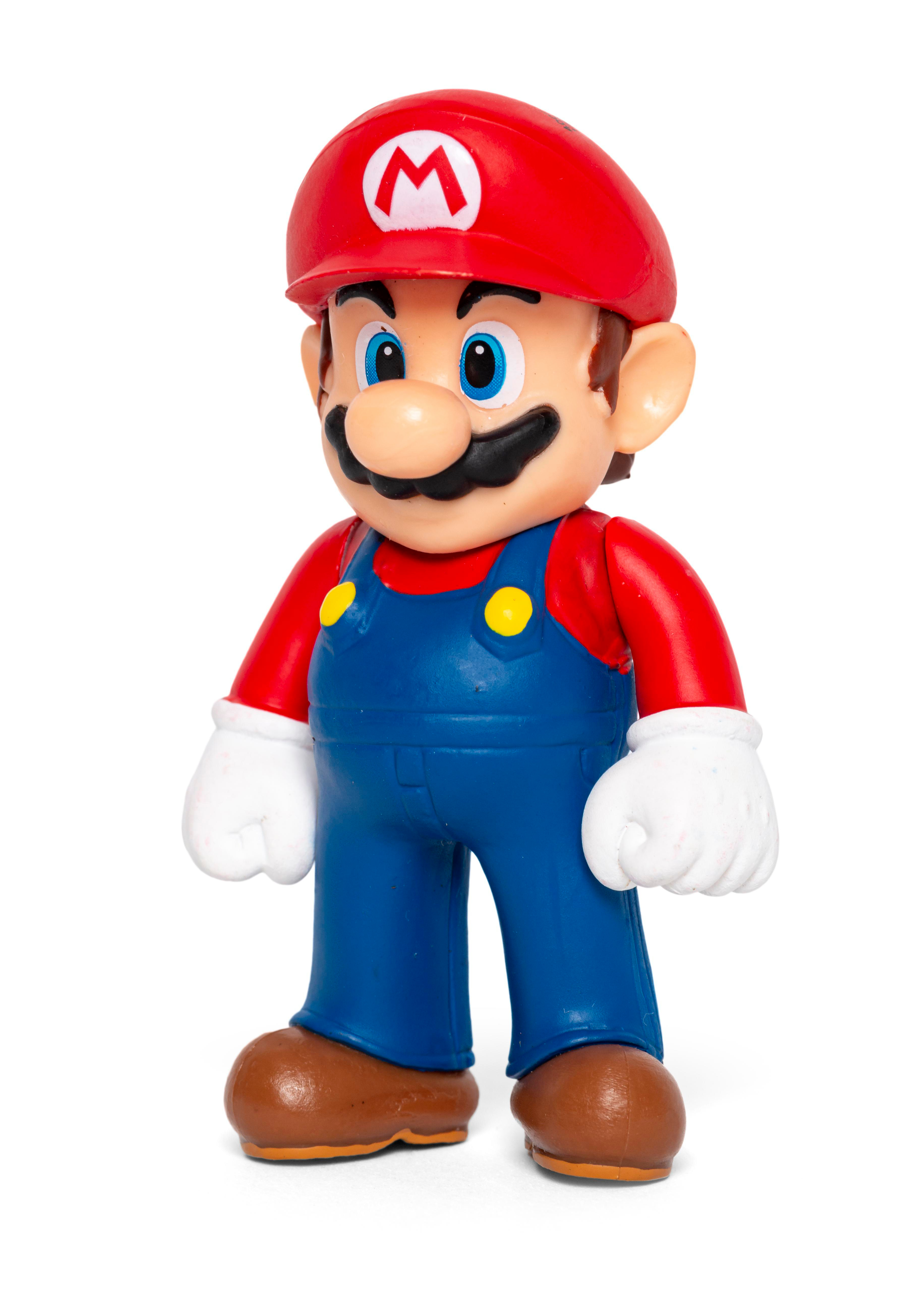 Mario-Figur steht, trägt eine rote Mütze und Latzhose, auf weißem Hintergrund.