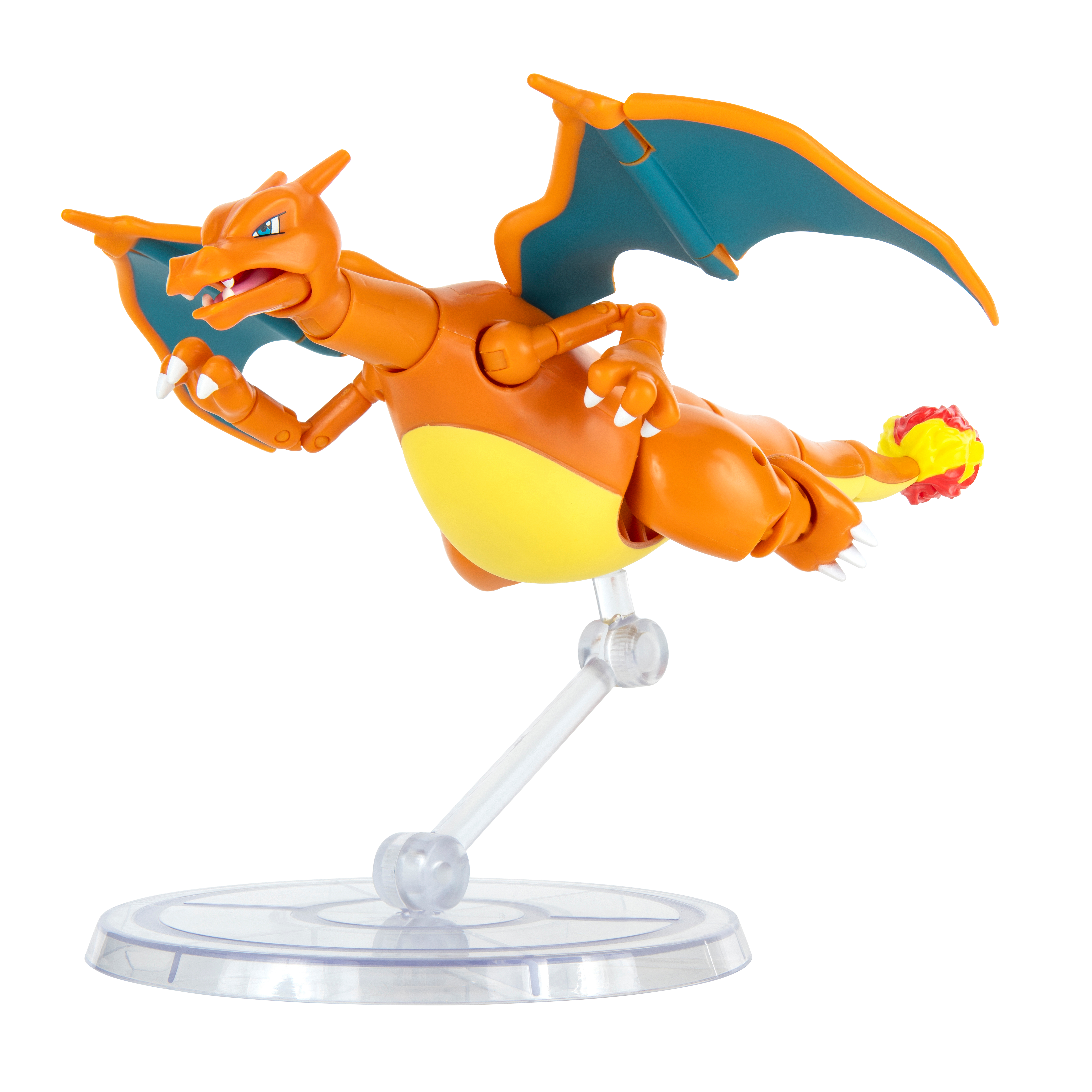 Eine Charizard-Figur in dynamischer Pose, Flügel ausgebreitet, auf einem transparenten Ständer vor weißem Hintergrund.