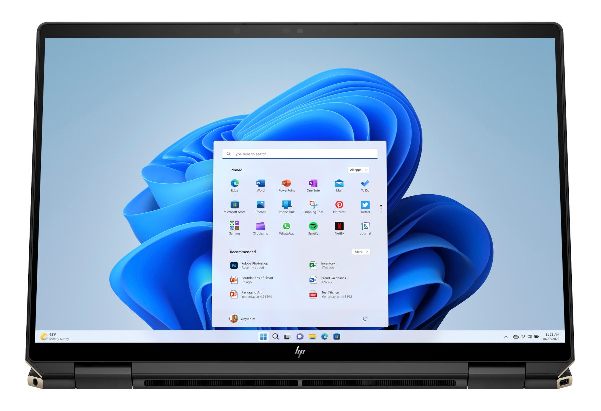 Laptop wyświetlający interfejs Windows 11 z otwartym interfejsem użytkownika pośrodku.