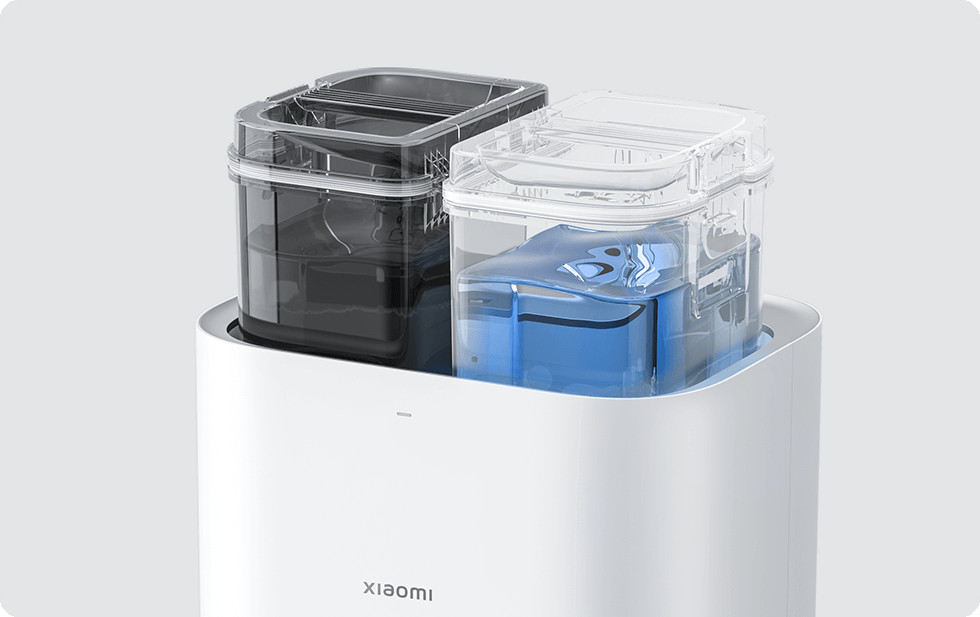 Biała podstawa trzymająca dwa przezroczyste pojemniki, jeden czarny i jeden przezroczysty z niebieskim płynem.