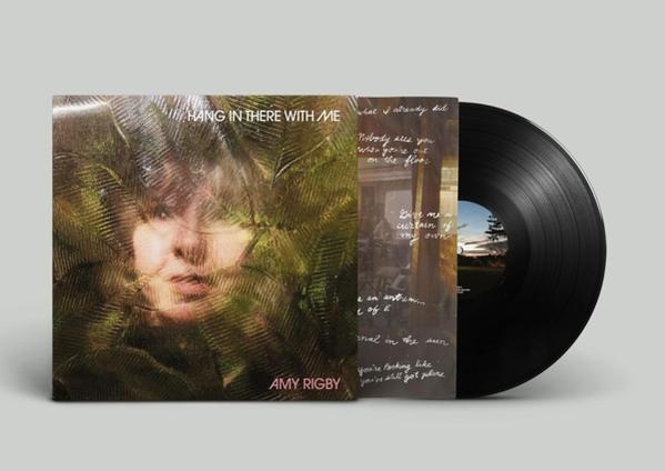 Vinyl-Schallplattenhülle, mit Albumcover und schwarzer Vinyl-Schallplatte rechts.