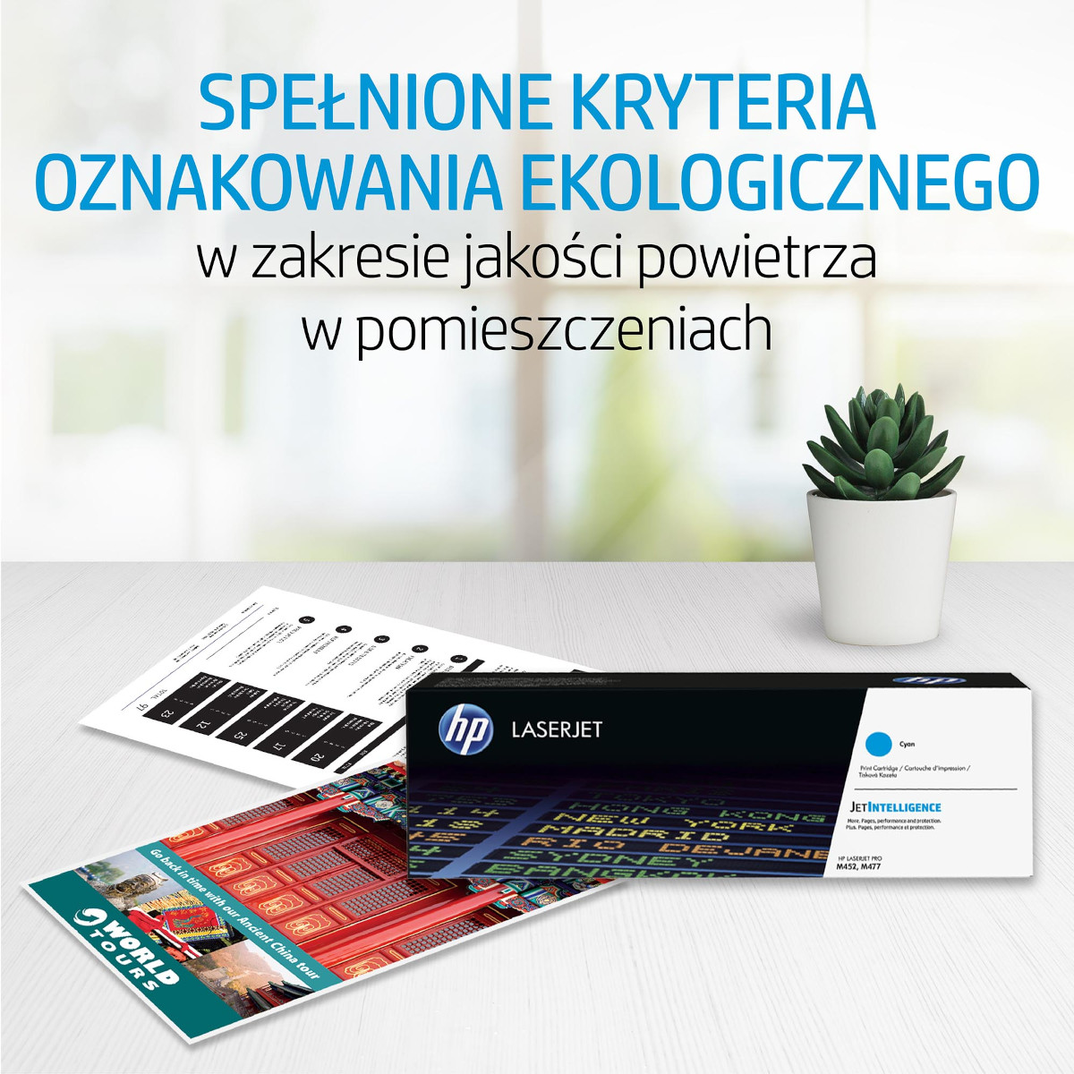 Wkład z tonerem HP LaserJet, roślina i dokumenty z tekstem na białej powierzchni.