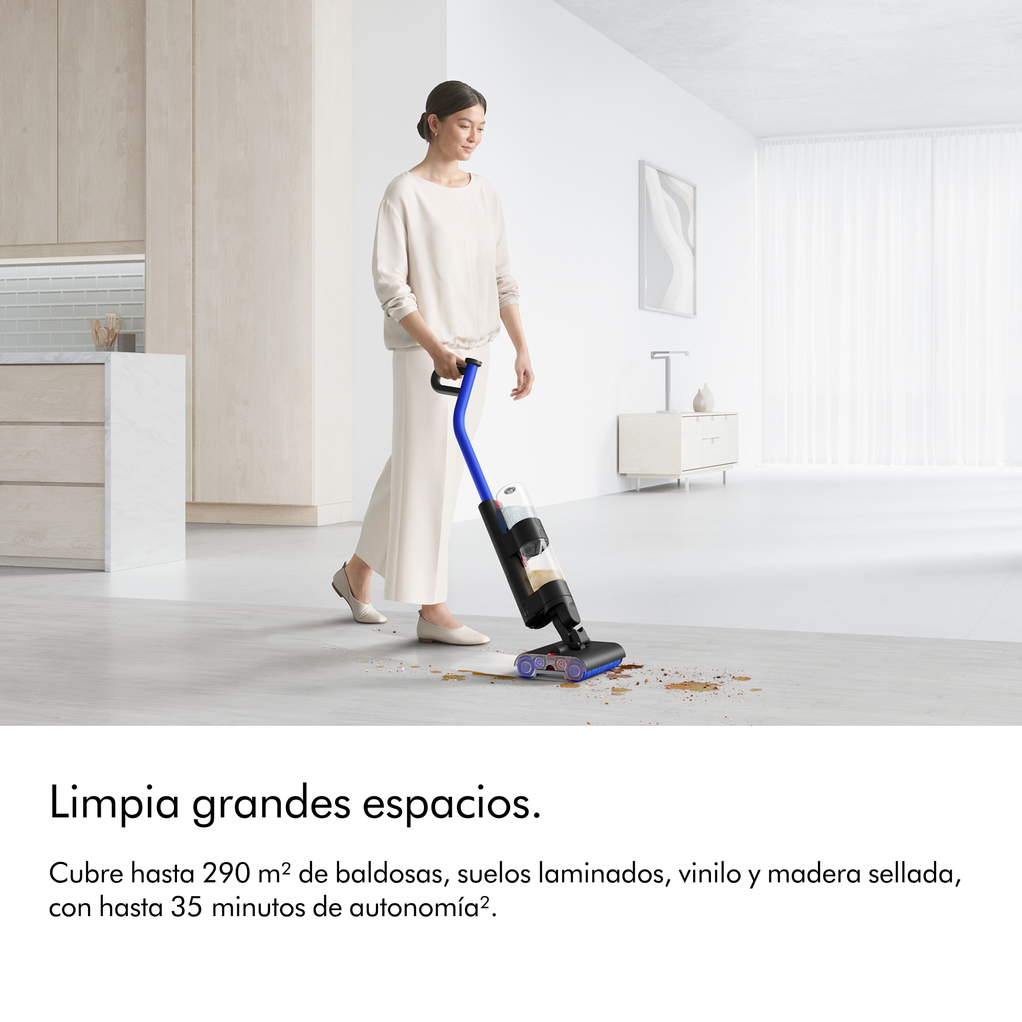 Una mujer limpiando el suelo con una aspiradora. Habitación luminosa, suelo limpio y diseño moderno.