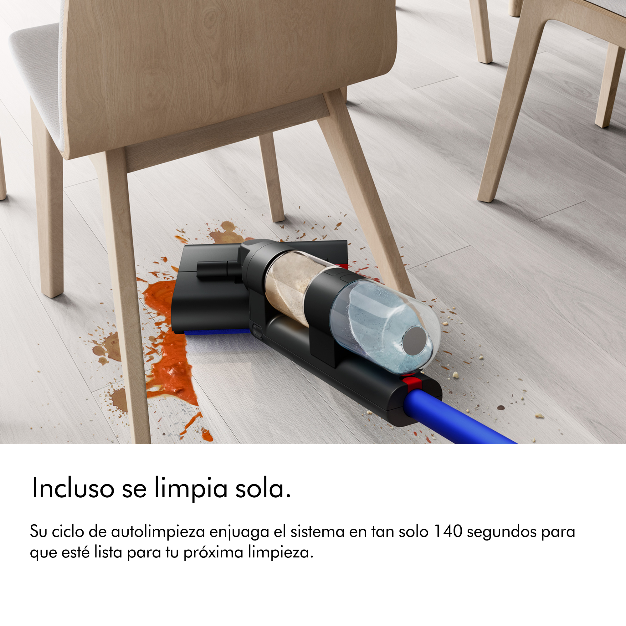 Cabezal de aspiradora en suelo de madera con líquido de limpieza derramado.