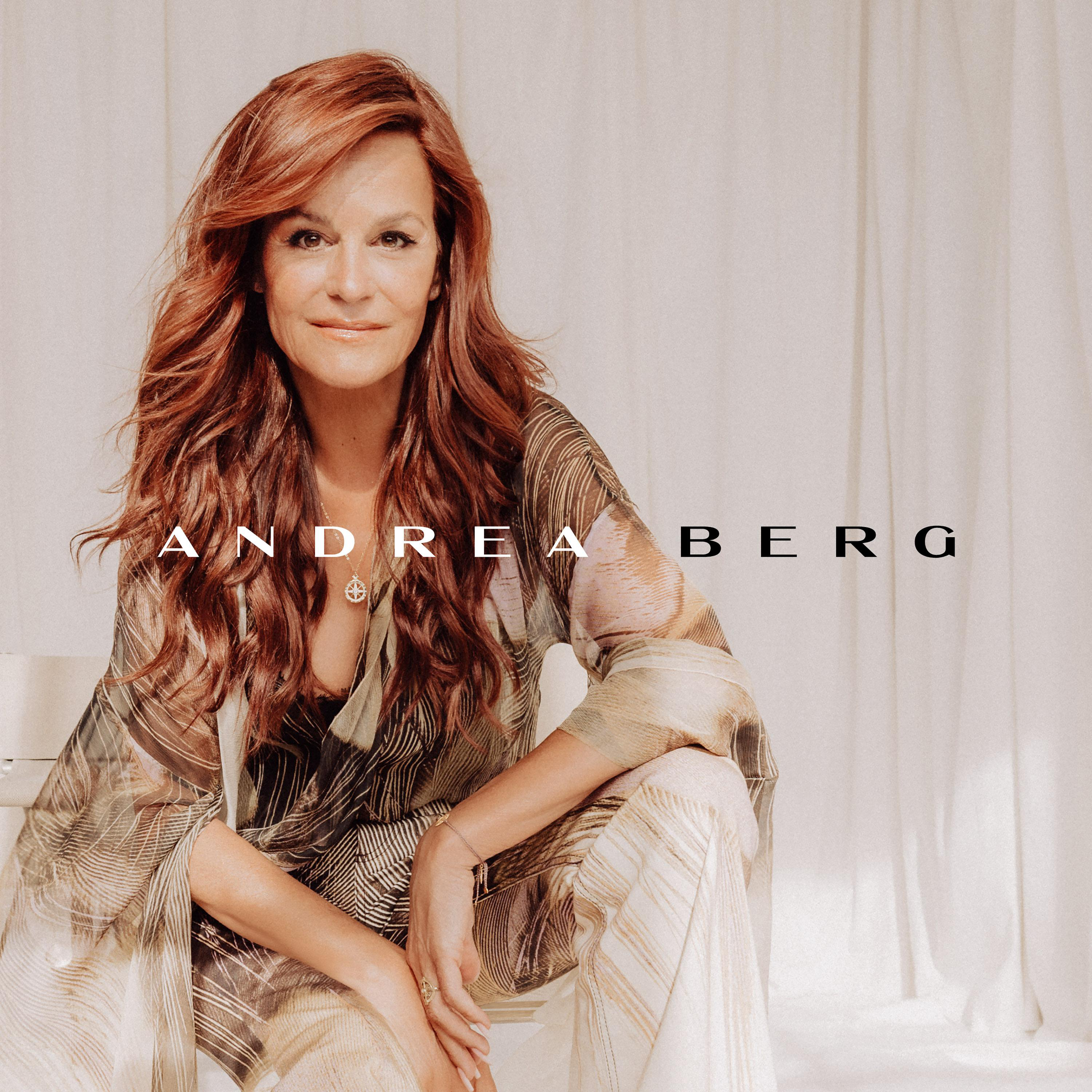 Andrea Berg Albumcover. Eine Frau mit roten Haaren sitzt und lächelt, weißer Hintergrund.