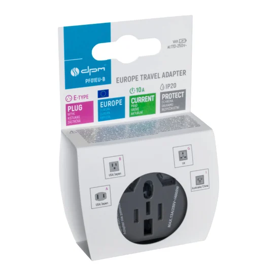 Europejski adapter podróżny w opakowaniu. Jest czarny z wieloma typami wtyczek. Opakowanie jest białe.
