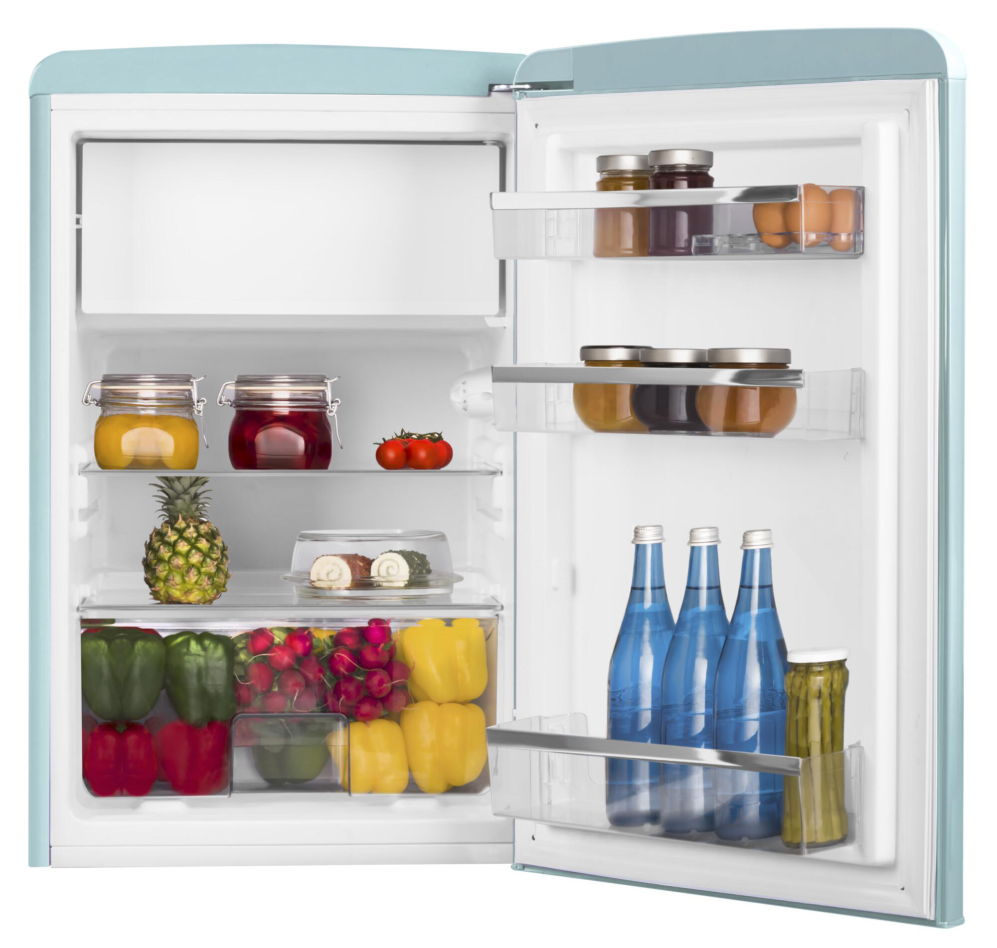 Ein offener Kühlschrank mit Lebensmitteln auf den Regalen. Obst und Gemüse sind sichtbar.