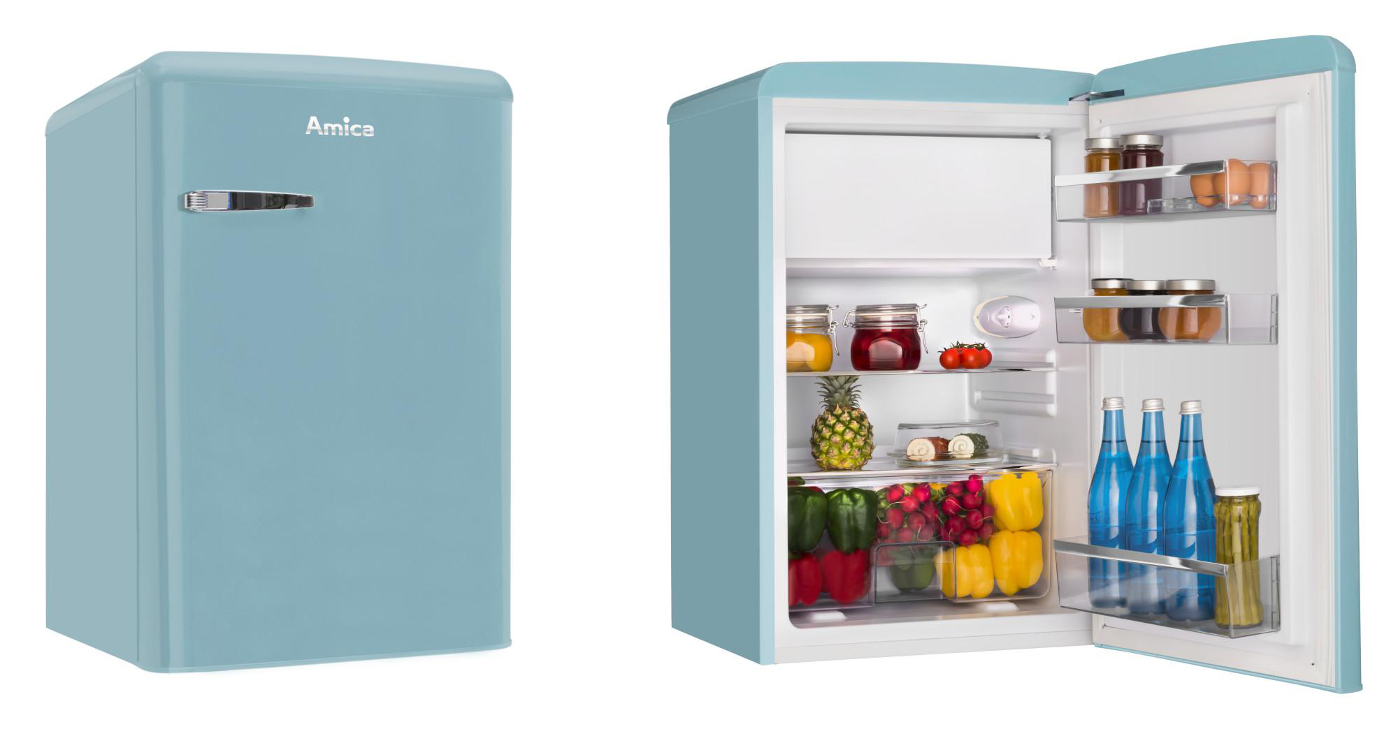 Ein blauer Retro-Kühlschrank, links geschlossen, rechts offen mit Lebensmitteln. Die Marke Amica ist sichtbar.