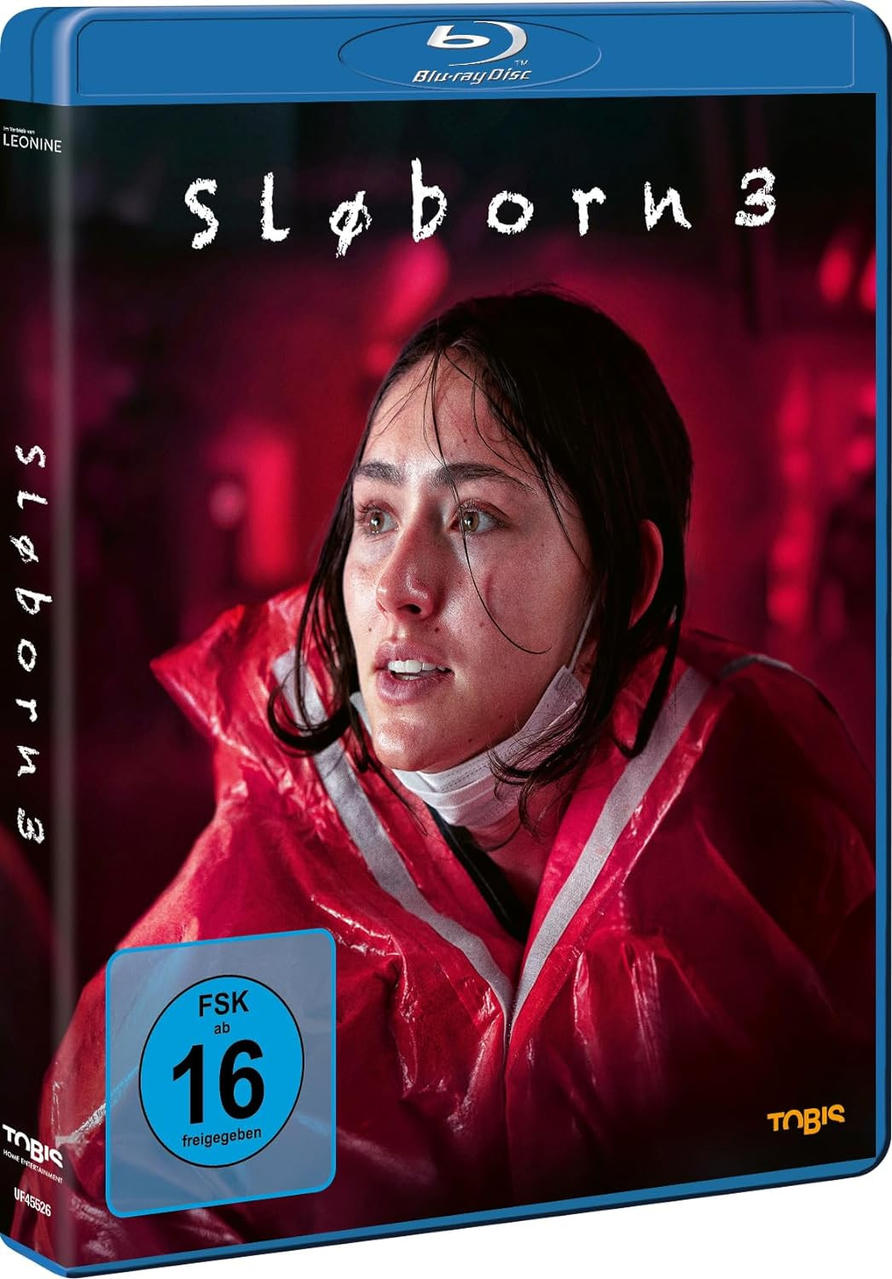 Filmcover einer Frau in rotem Mantel, blaue Hülle. Deutsches Bewertungssiegel.