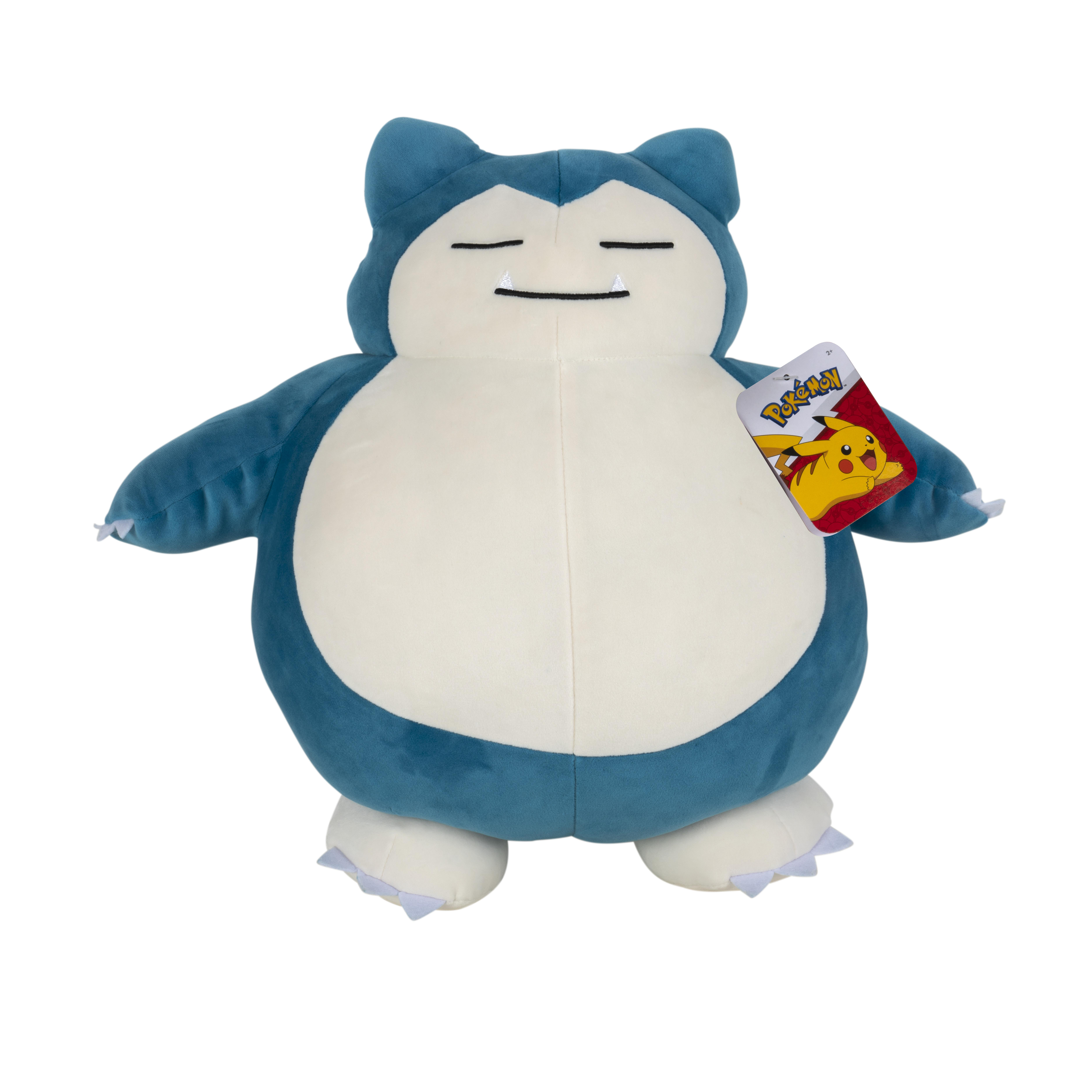 Ein großes blaues Snorlax-Plüschtier mit einem Anhänger. Es hat einen weißen Bauch und einen blauen Körper, die Augen sind geschlossen.
