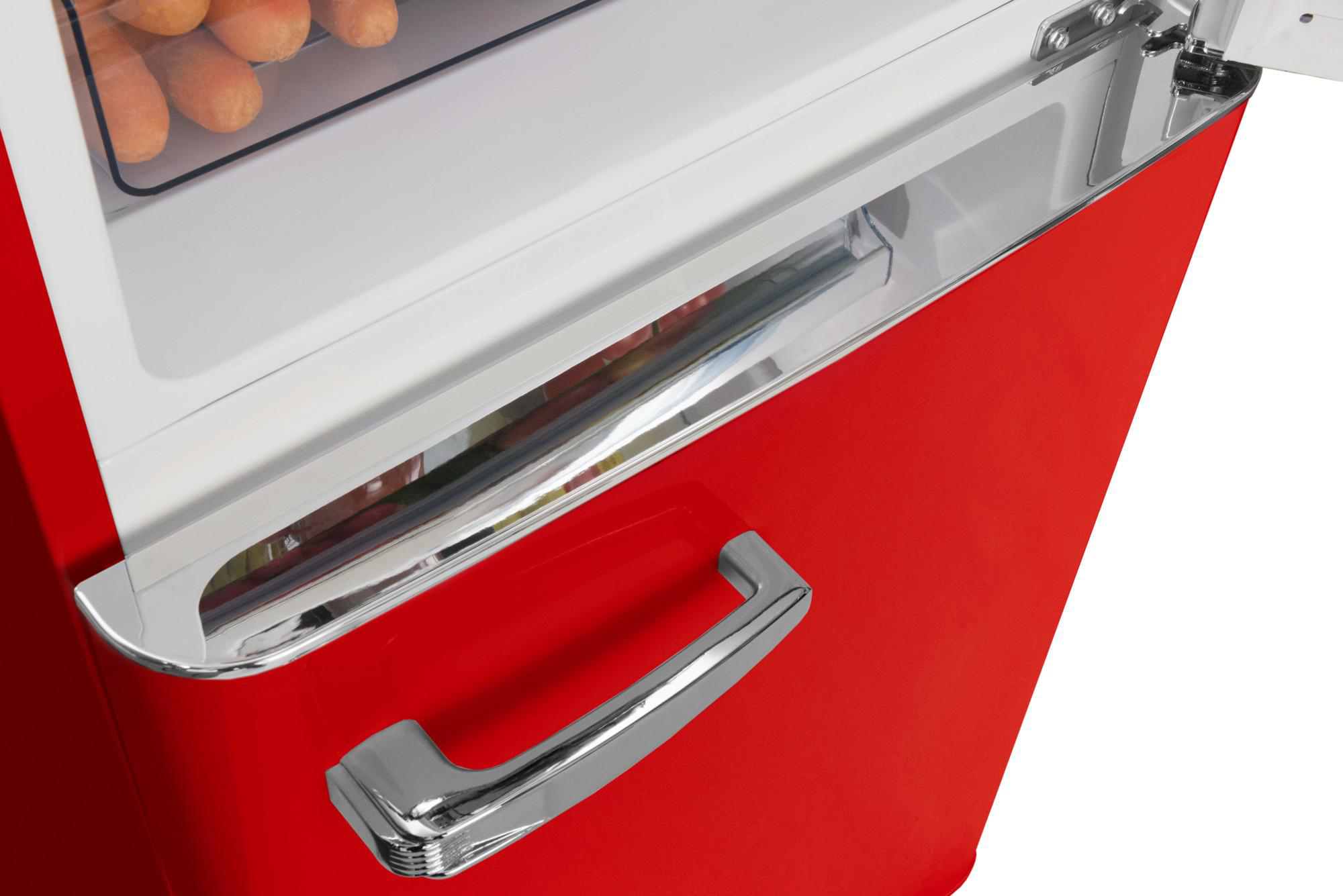 Ein roter Kühlschrank mit silbernem Griff und offener Tür.