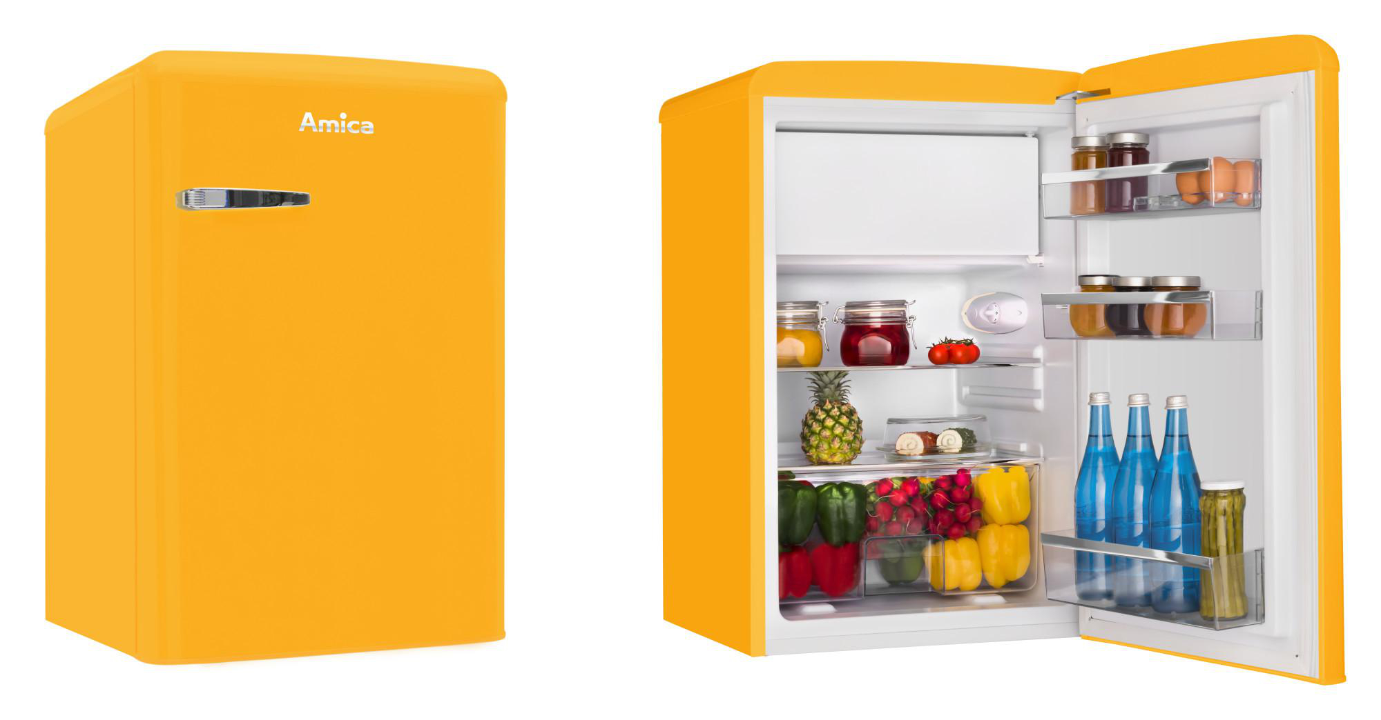 Ein offener gelber Kühlschrank mit Regalen voller Lebensmittel, isoliert vor weißem Hintergrund.