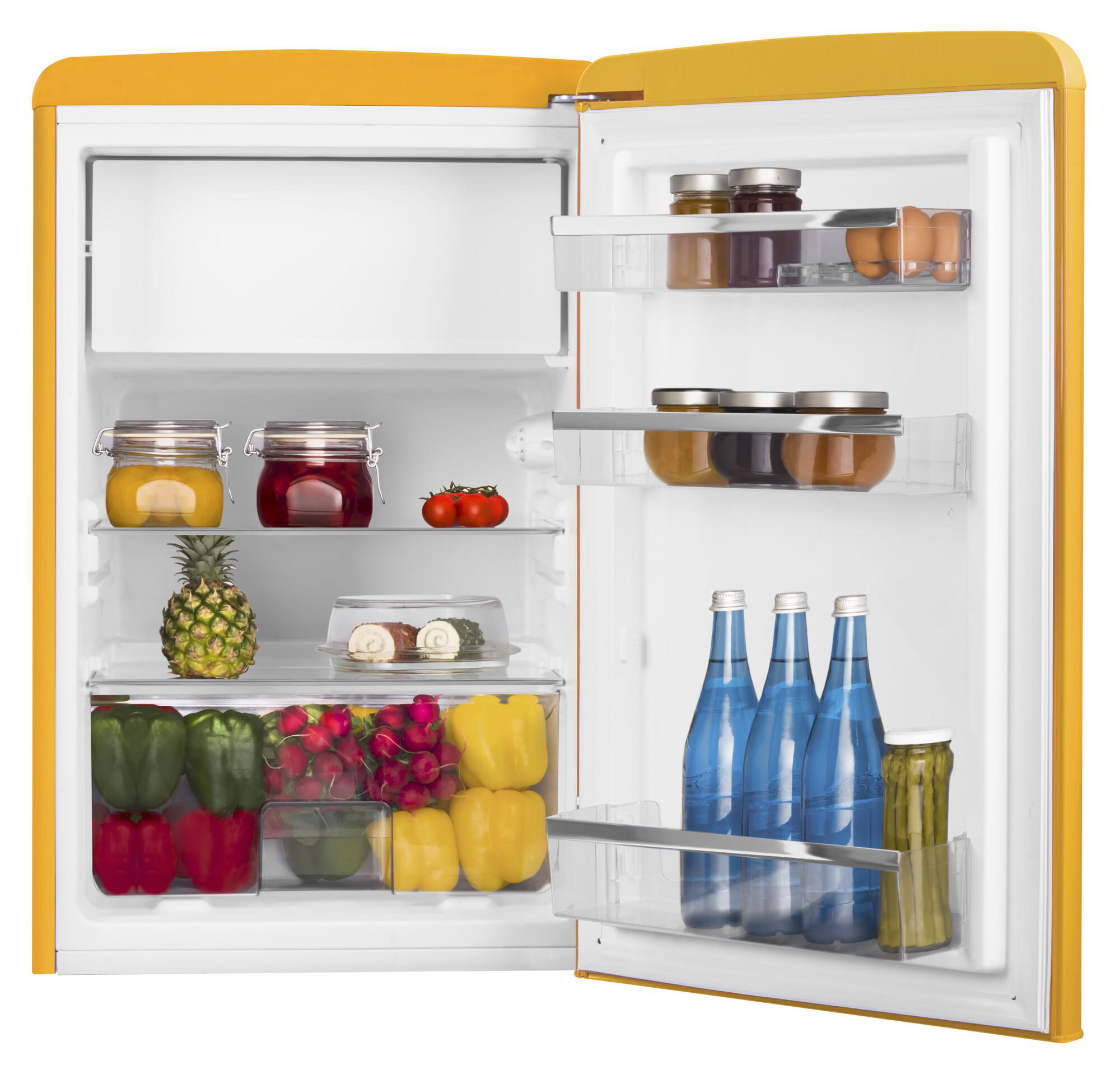 Ein offener gelber Kühlschrank mit Regalen voller Lebensmittel wie Gemüse, Obst und Flaschen.