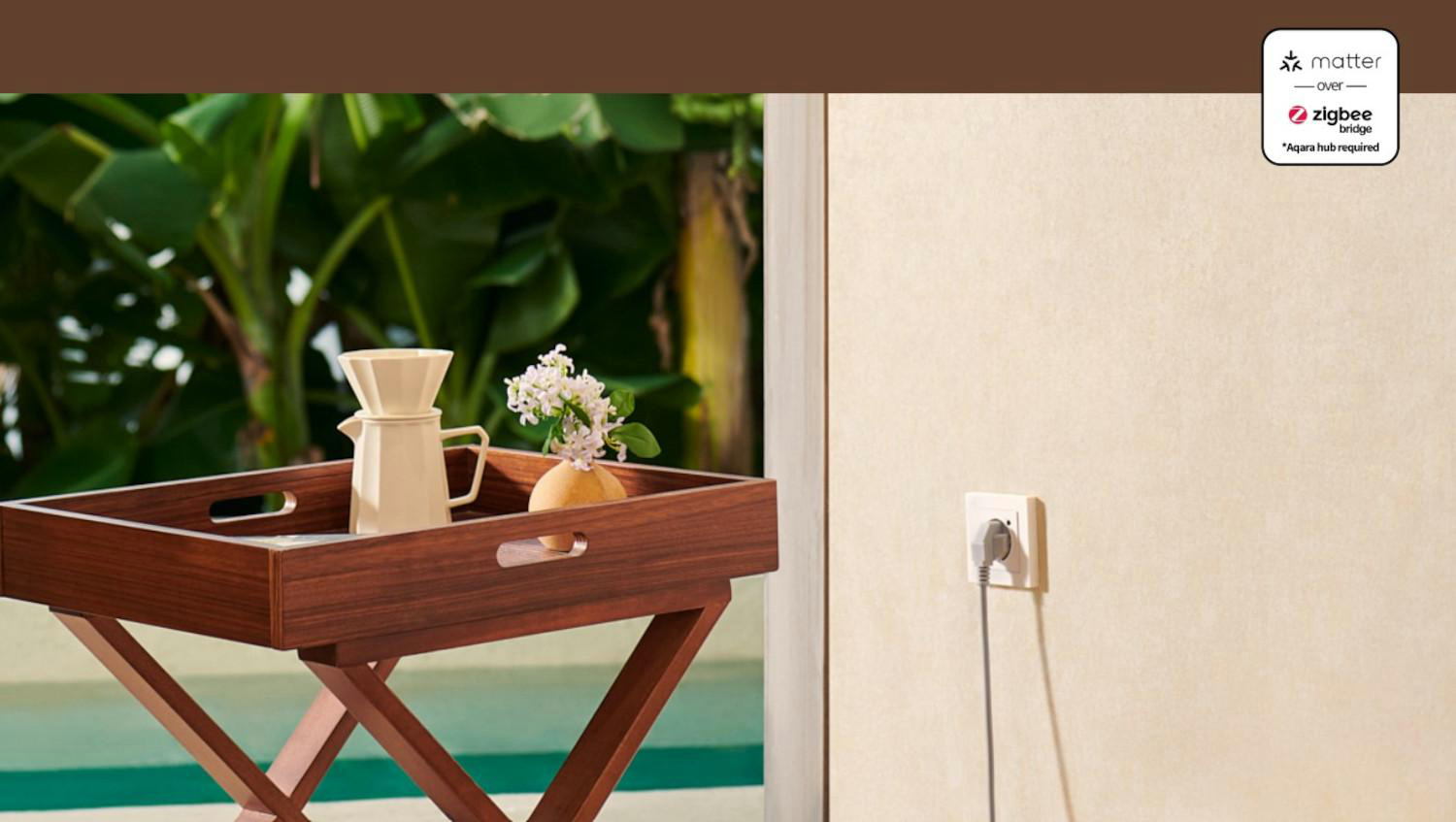 Holztablett mit Kaffeeutensilien, Smart-Plug und Pflanze, in Fensternähe.