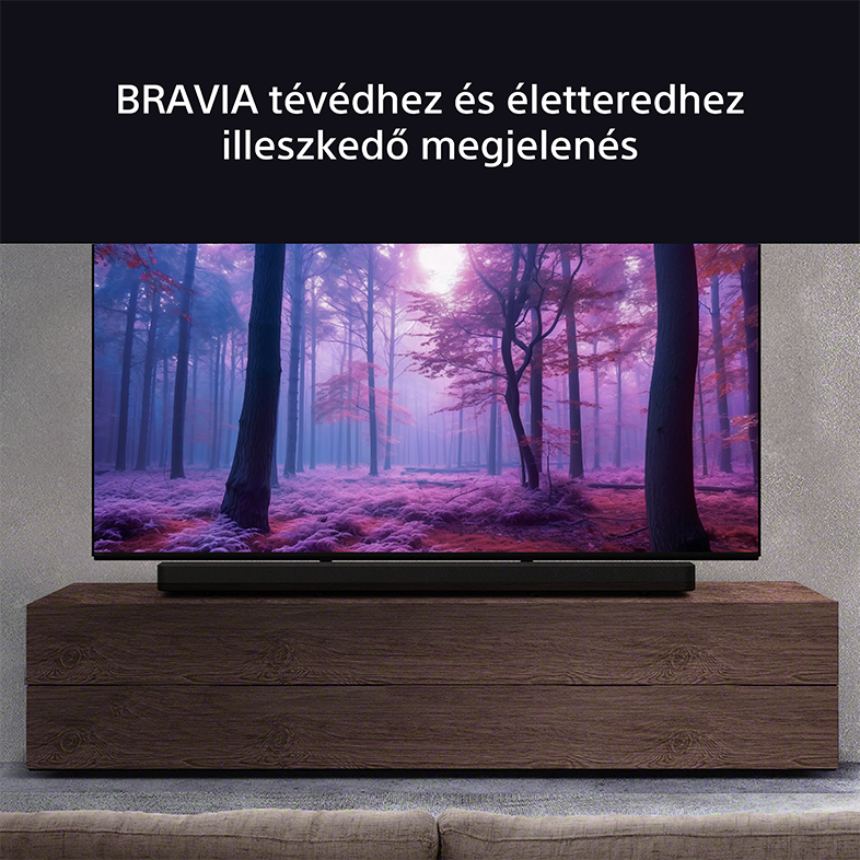 Egy TV képernyő lila erdei jelenetet mutat, fa szekrényen. Magyar nyelvű felirat.