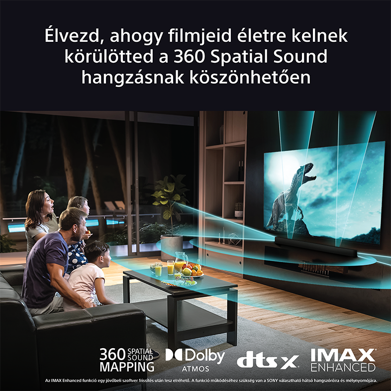 Család tévézik, dinoszaurusz jelenet. Hangtérképezés és Dolby Atmos logók láthatók.