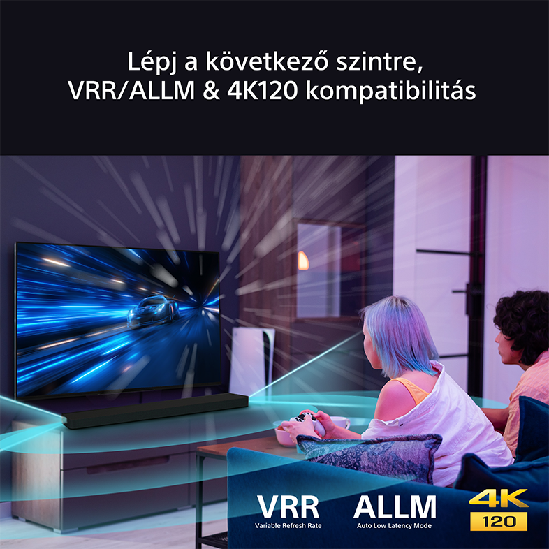 Egy TV képernyő egy autóversenyzős játékot mutat, két ember játszik, VRR/ALLM & 4K120 szöveggel.