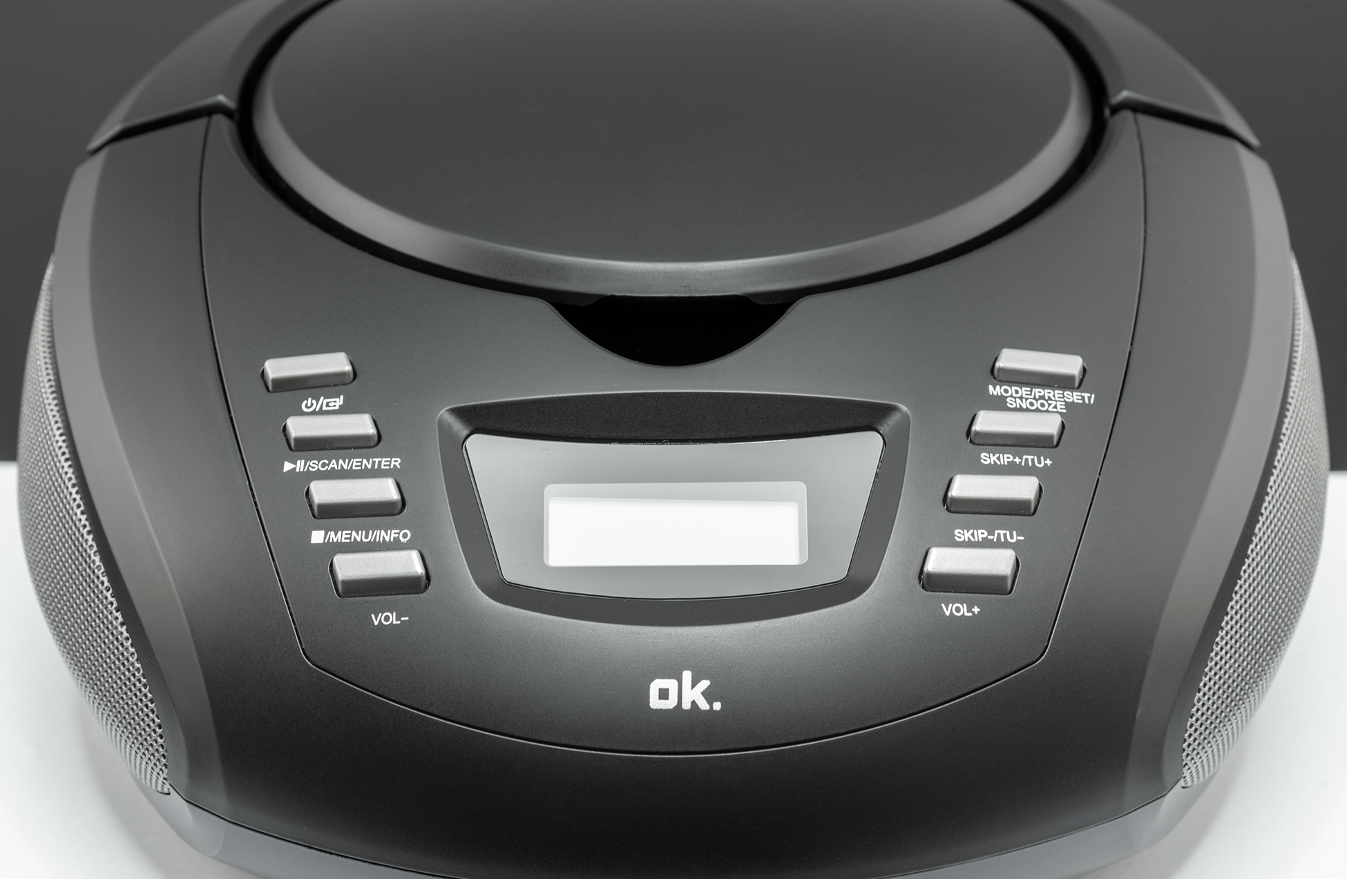 Czarny boombox z przyciskami i wyświetlaczem. Na dole napis 'ok'.