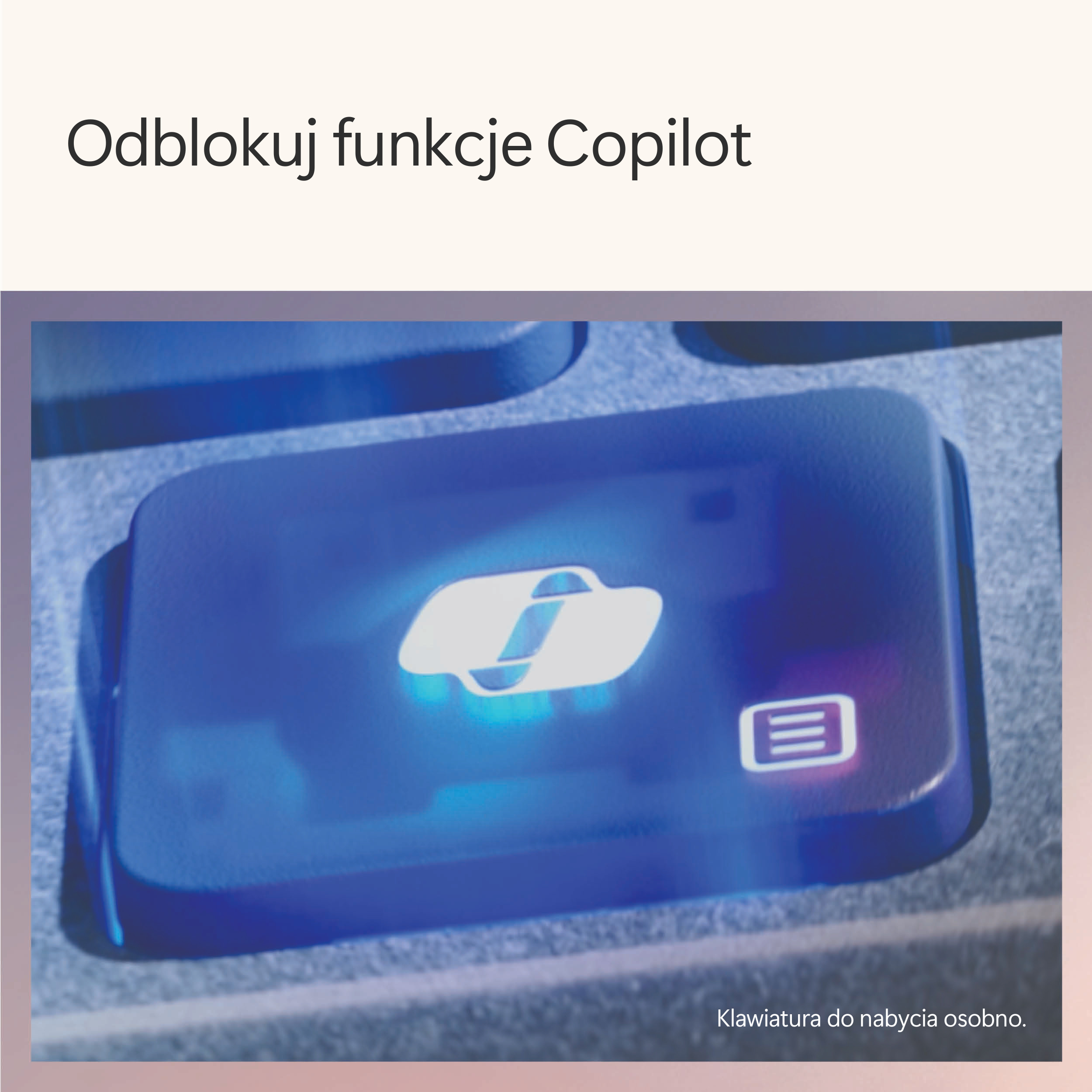 Zbliżenie klawisza klawiatury z niebieskim światłem, z tekstem w języku polskim.