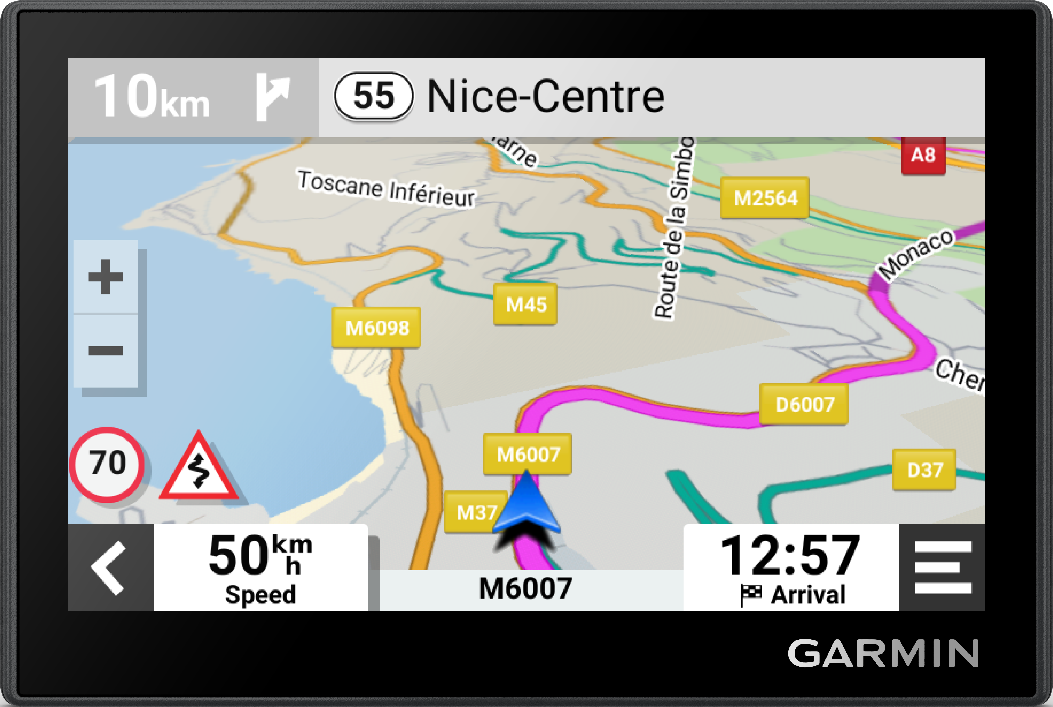 Schermo del dispositivo GPS che mostra una mappa con indicazioni stradali e dettagli sulla velocità. Il logo Garmin è in basso.