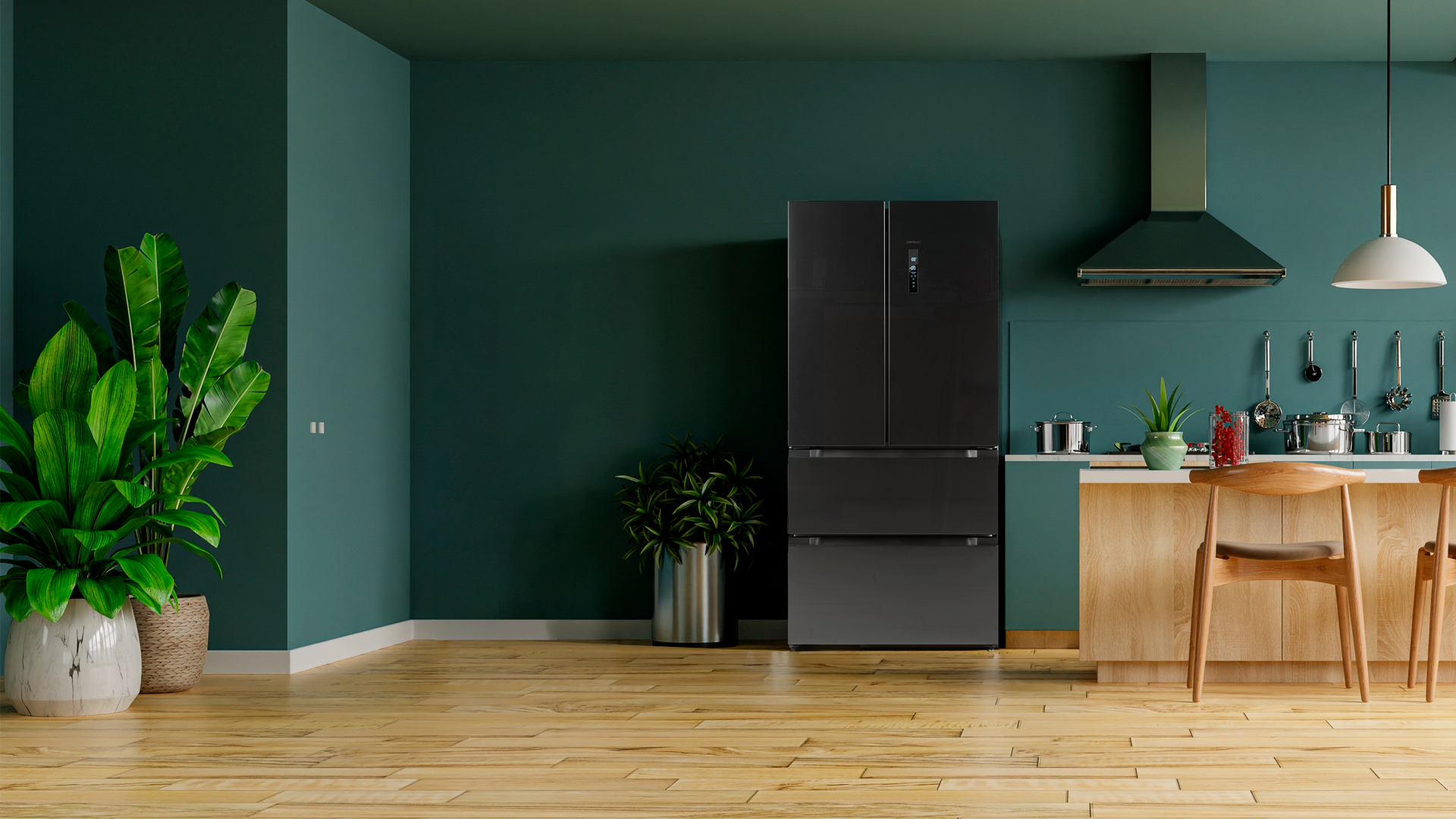 Cocina con paredes azul-verdosas oscuras, pisos de madera y un refrigerador negro. Plantas y mesa de comedor.