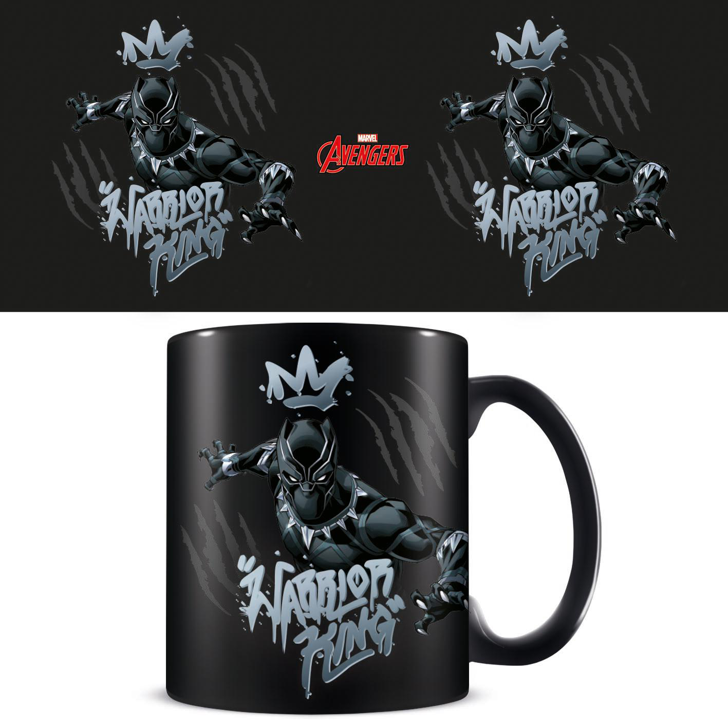 Schwarze Tasse mit Black Panther-Bild und 'Warrior King'-Grafik, zwei identische Poster dahinter.