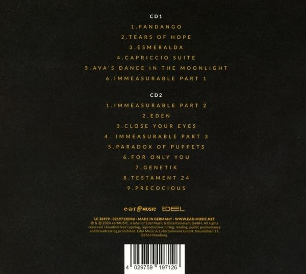 CD-Rückseite mit Titelliste, Künstlerdetails und Barcode auf dunklem Hintergrund.