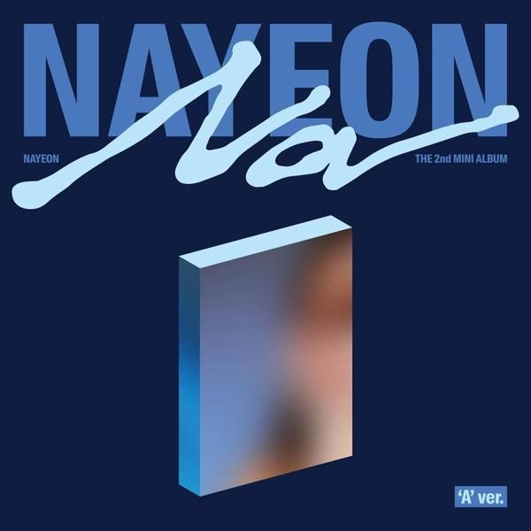 Albumcover mit dem Namen des Künstlers in Blau, einer 3D-Box, auf dunklem blauem Hintergrund.