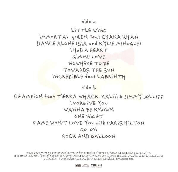 Eine weiße Album-Trackliste. Seite A und B Tracks sind in schwarzem Text gelistet.