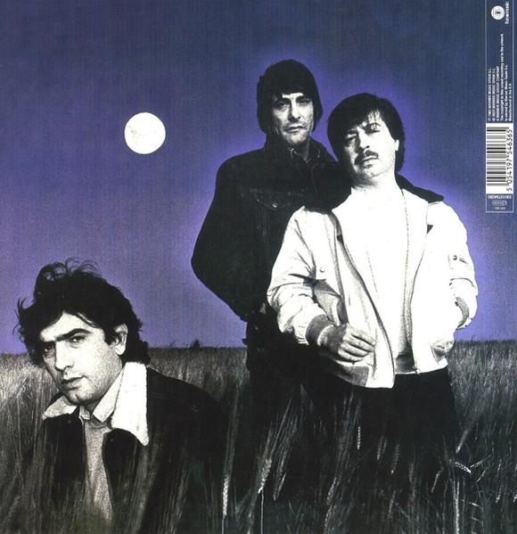 Albumcover mit drei stehenden Männern, Vollmond und Text auf einem Feld.