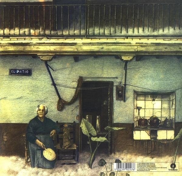 Eine ältere Frau sitzt draußen vor einem Gebäude, mit einem Fächer, mit 'EL PATIO'.