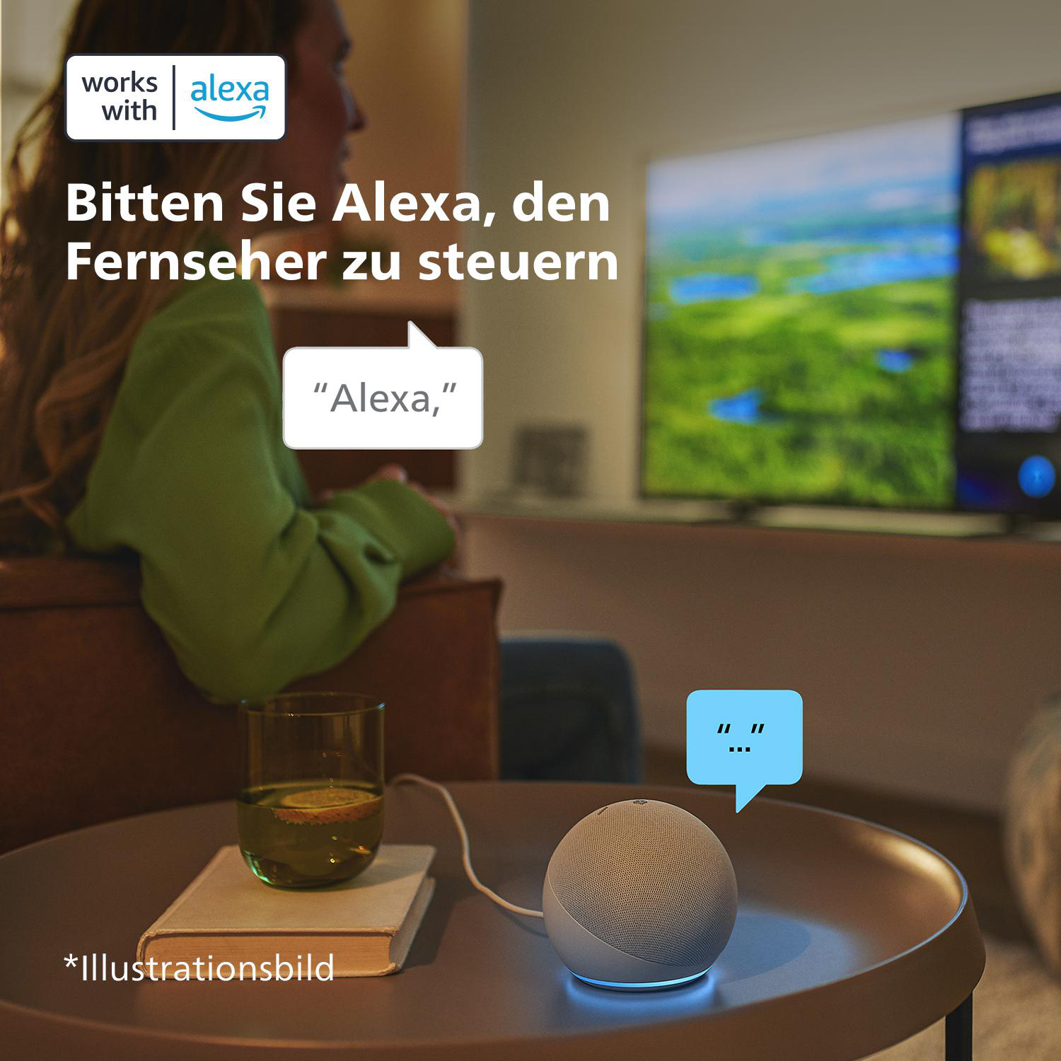 Person sitzt und steuert einen Fernseher mit Alexa. Alexa-Lautsprecher auf Tisch.