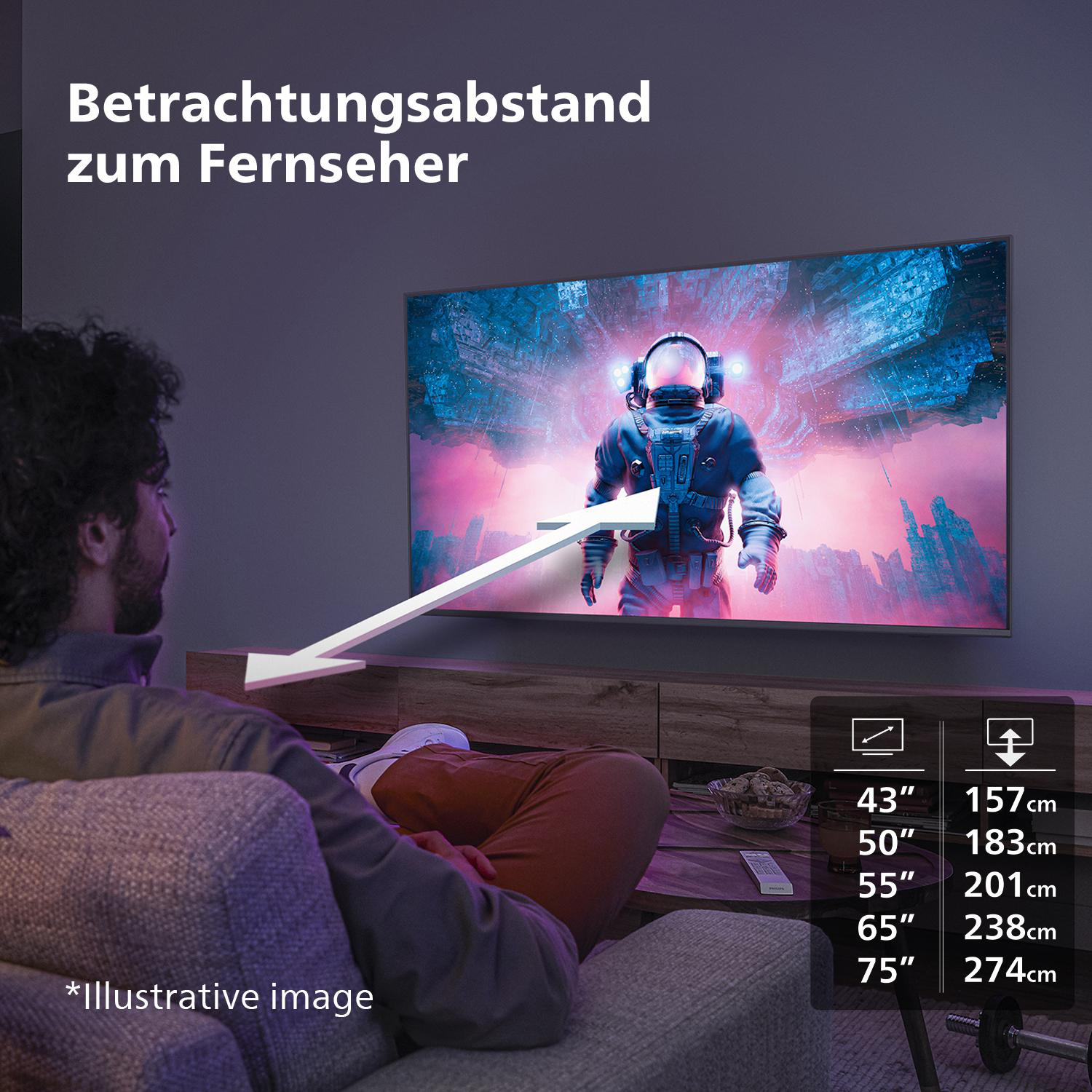 Mann sitzt auf Couch und schaut TV mit Astronautenbild.