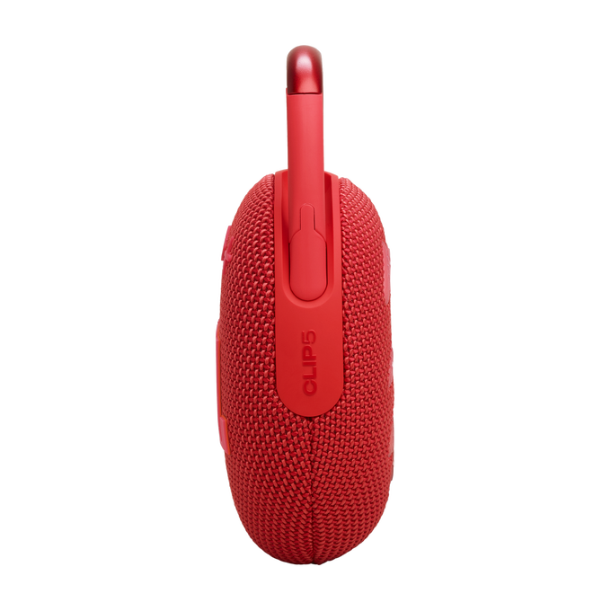 Üstünde klips bulunan kırmızı JBL Clip 5 hoparlör. Hoparlör dokulu bir kumaş yüzeye sahiptir.