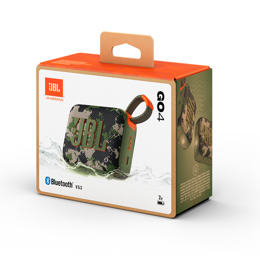 Kamuflaj tasarımlı, zeytin yeşili saplı ve su sıçramalı bir kutuda JBL Go 4 hoparlör.