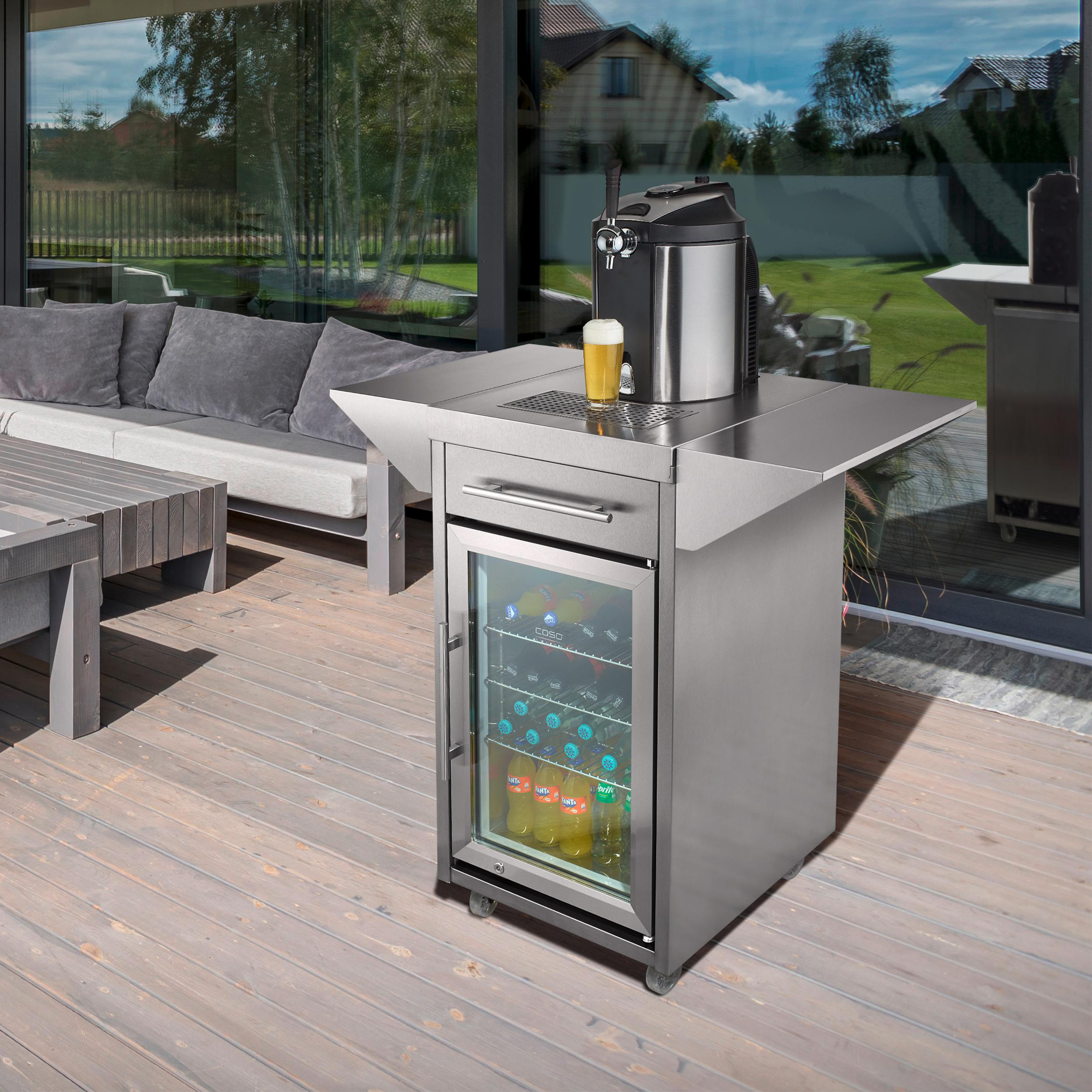 Outdoor-Bar mit Zapfhahn, Kühler und kleinem Kühlschrank. Holzterrasse, Outdoor-Setting. Bierglas.