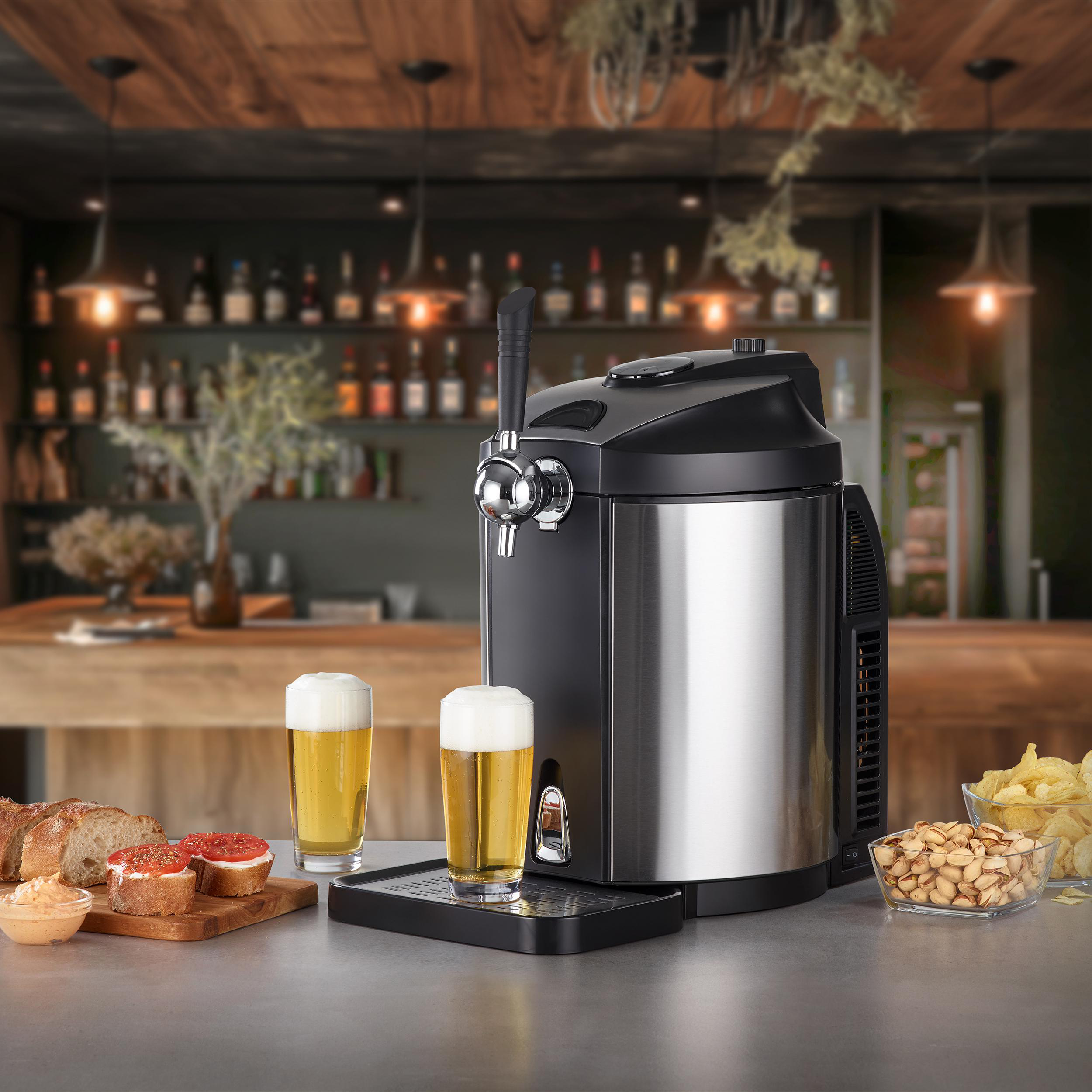 Ein Bierausgabegerät auf einer Bar mit zwei Biergläsern, Snacks und einem unscharfen Hintergrund.