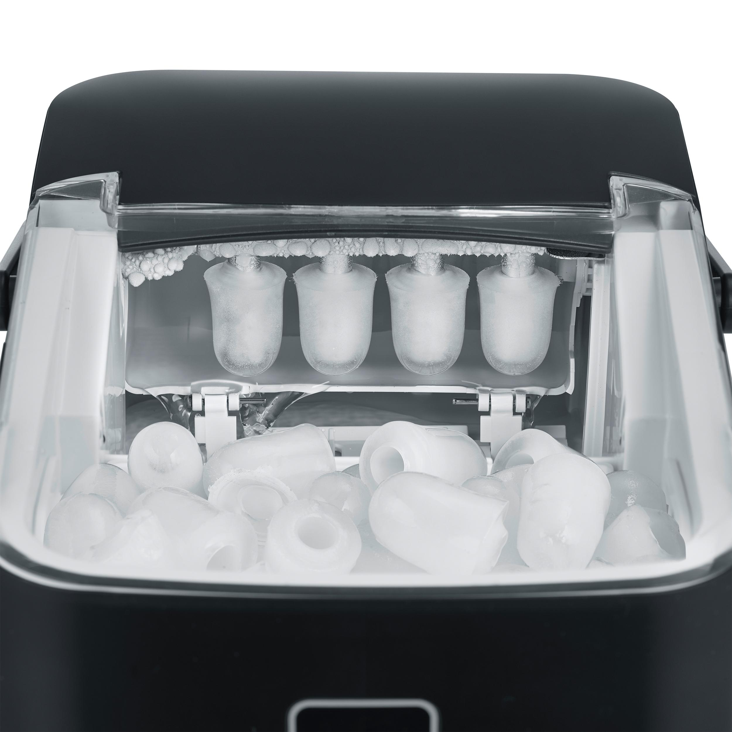 Ein Eismaschine mit Eiswürfeln darin. Die Eismaschine ist schwarz und das Eis ist weiß.