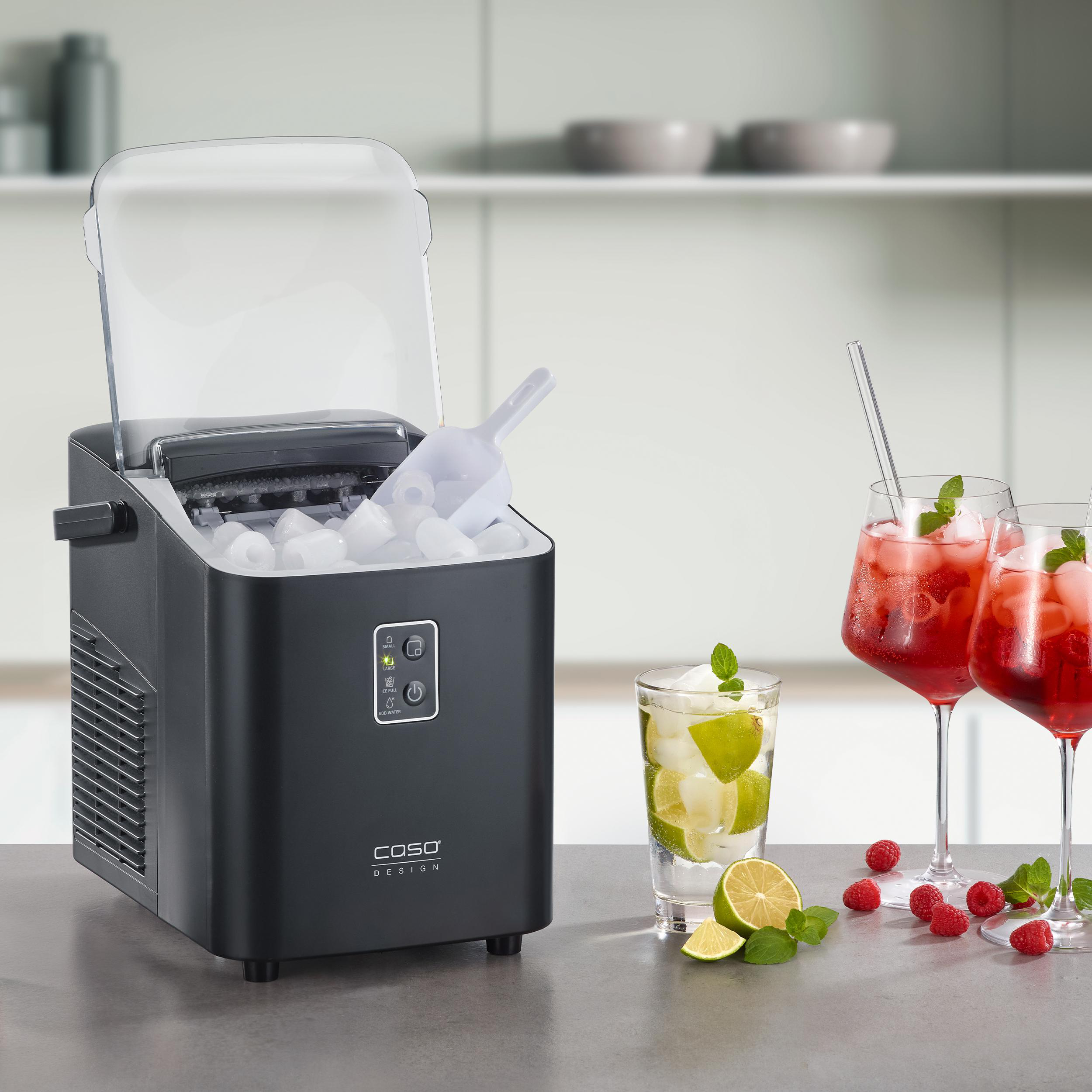 Schwarzer Eisbereiter mit Eis und Schaufel, zwei rote Getränke mit Minze und ein Glas mit Limette.